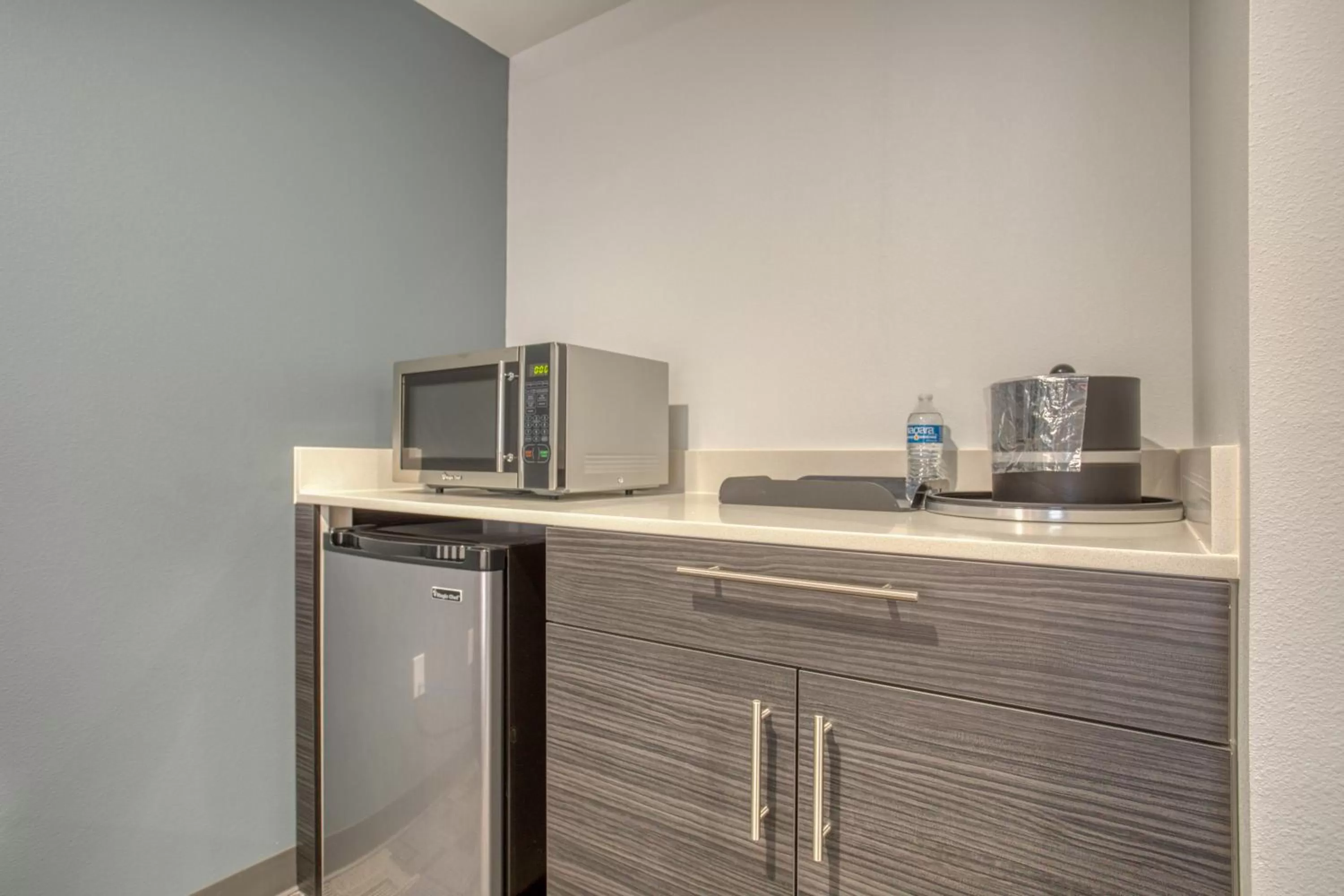 Coffee/tea facilities in Post Time Inn