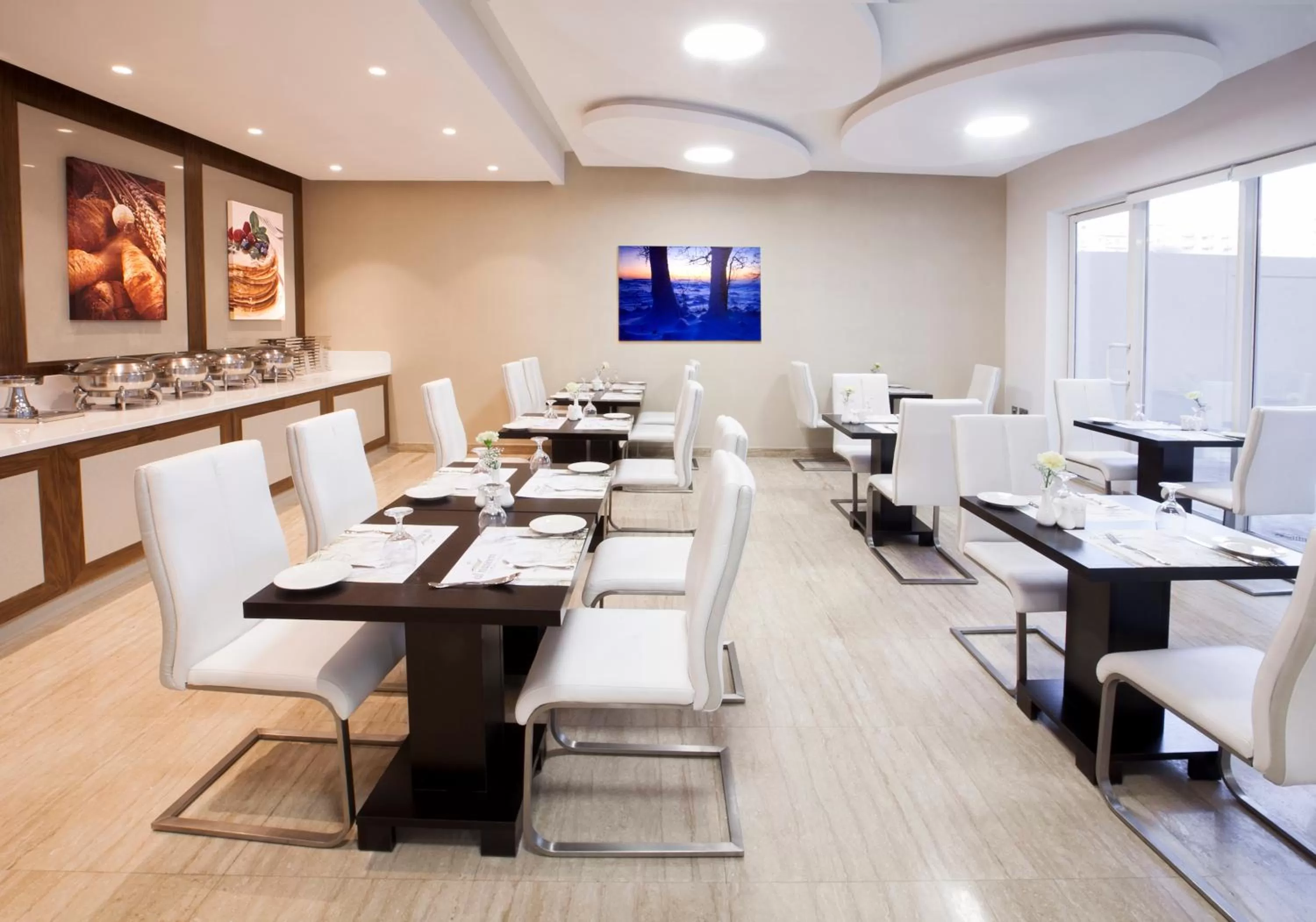 Restaurant/places to eat in Al Sarab Hotel