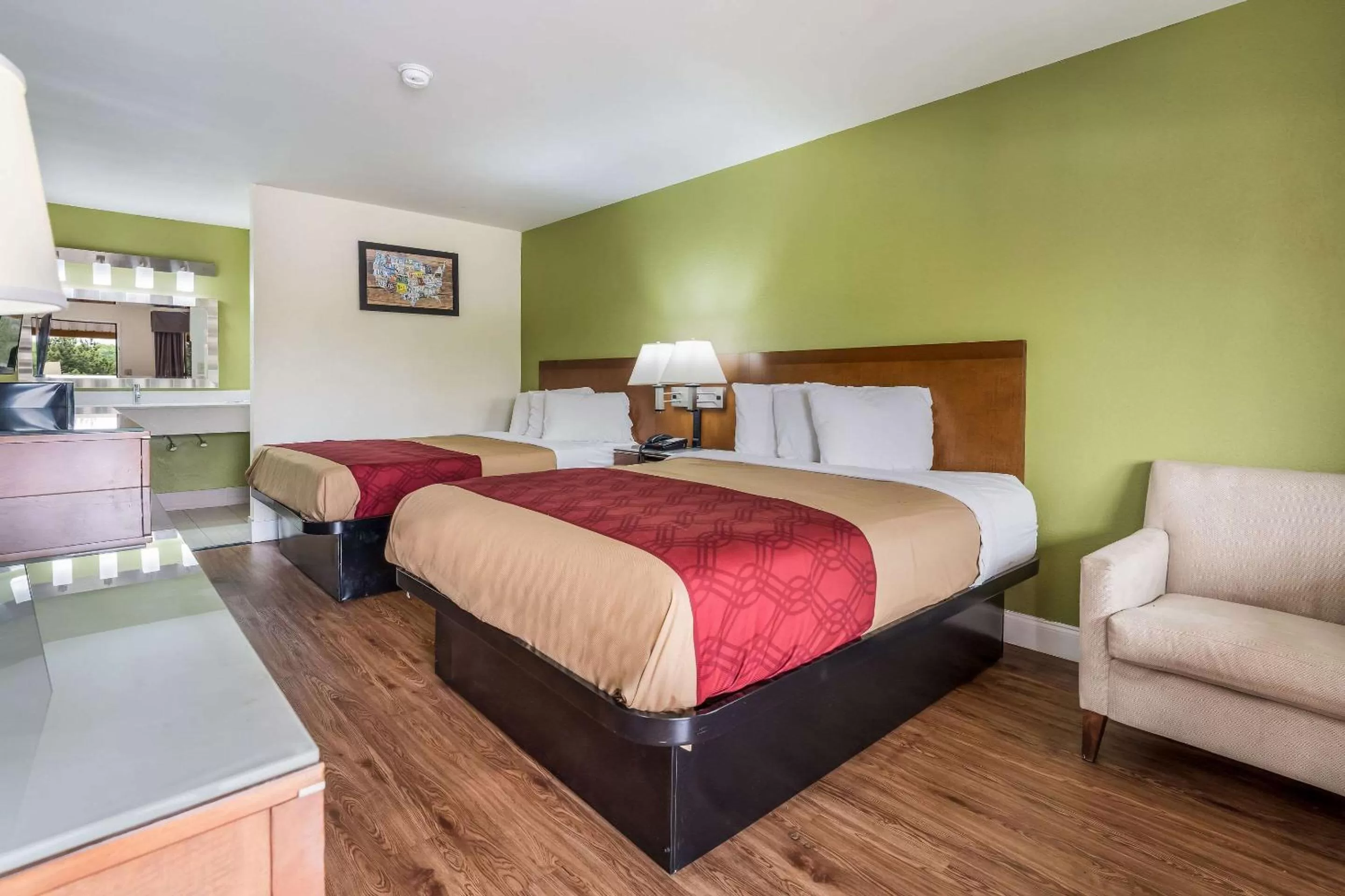 Photo of the whole room, Bed in Econo Lodge Atlanta Airport East