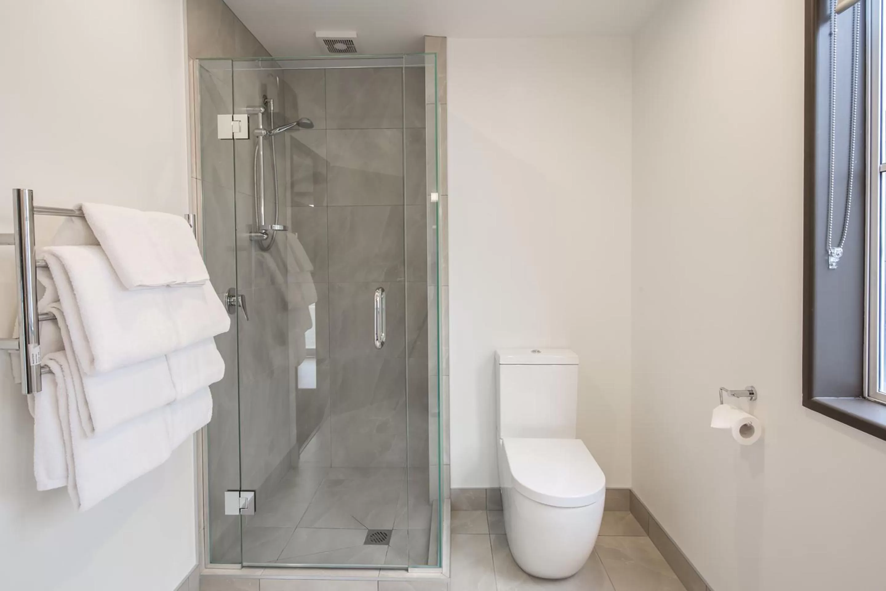 Bathroom in Pavilions Hotel