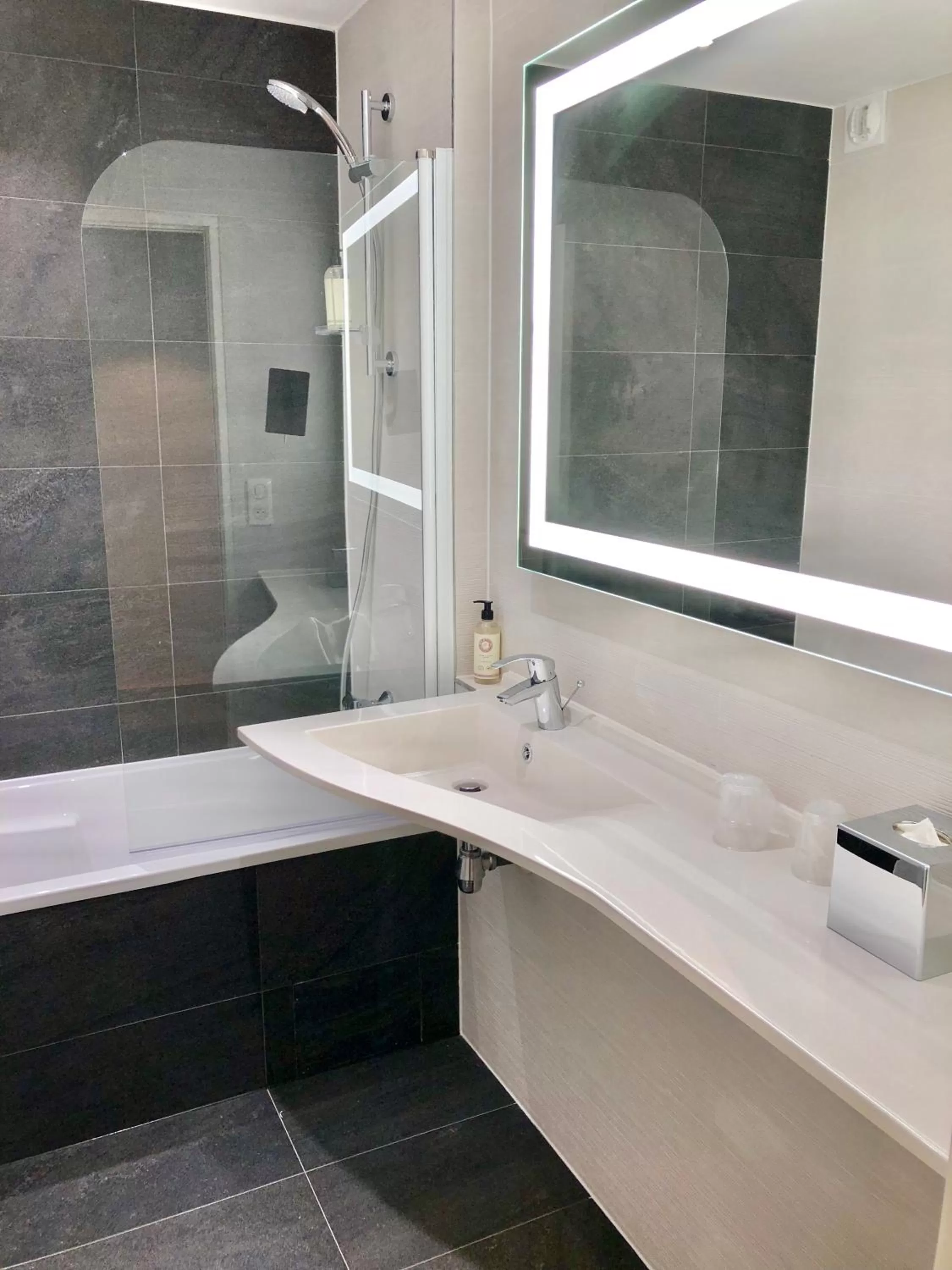 Bathroom in Hotel Inn Paris CDG Airport