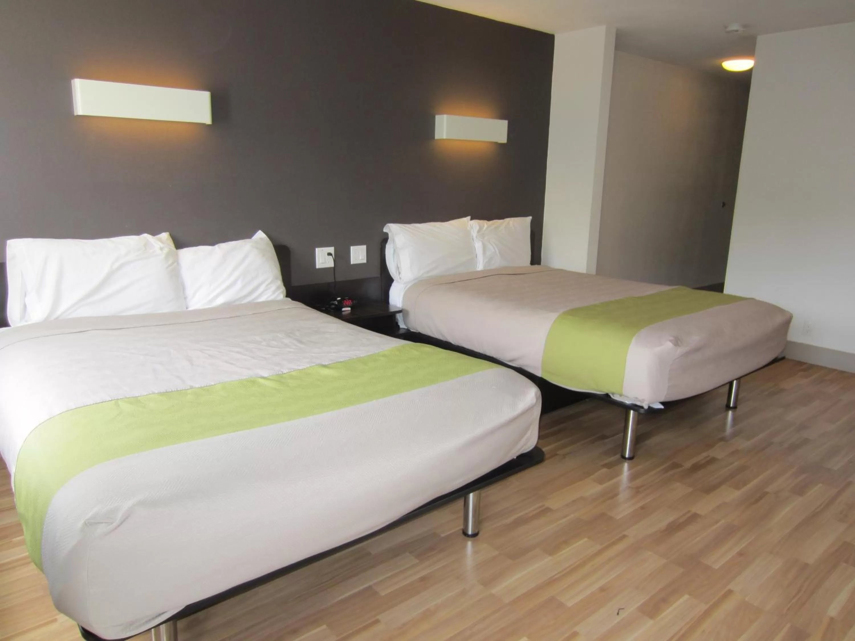 Photo of the whole room, Bed in Studio 6-Concord, CA