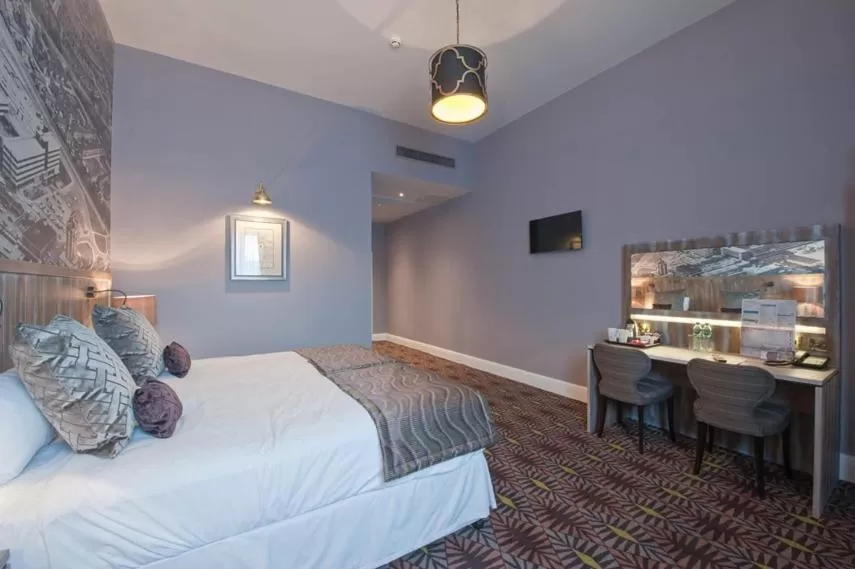 Shower in The Saxon Crown Wetherspoon