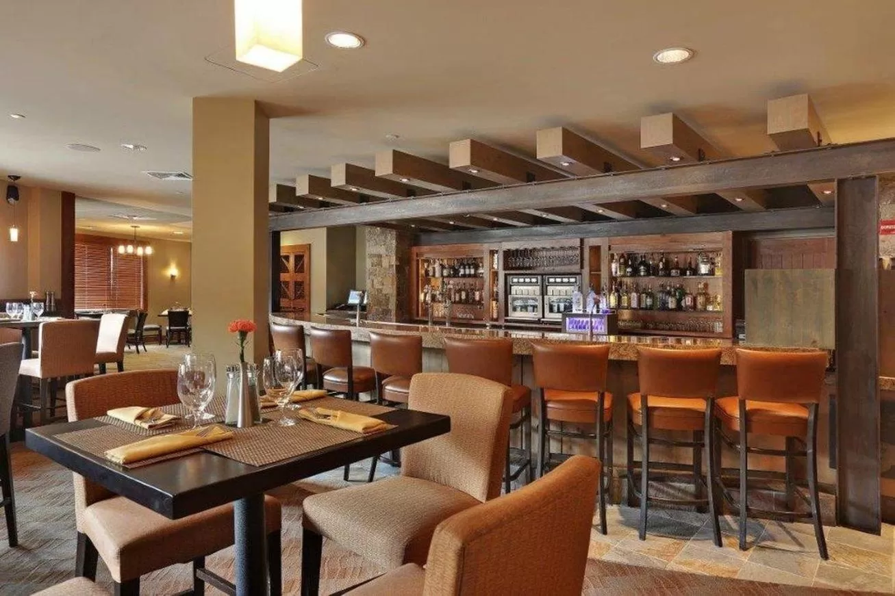 Lounge or bar in One Ski Hill, A RockResort