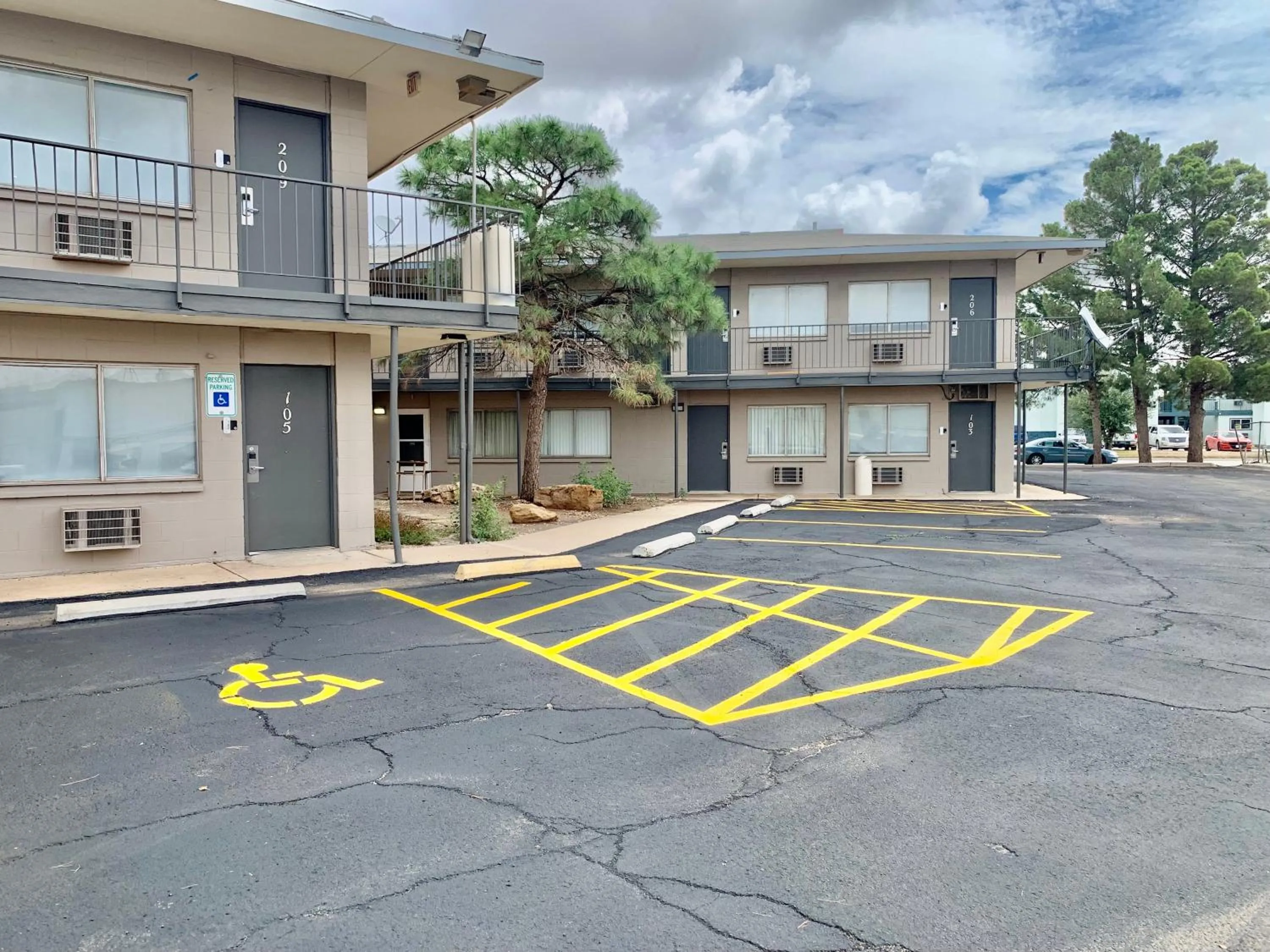 Property Building in Executive Inn Midland