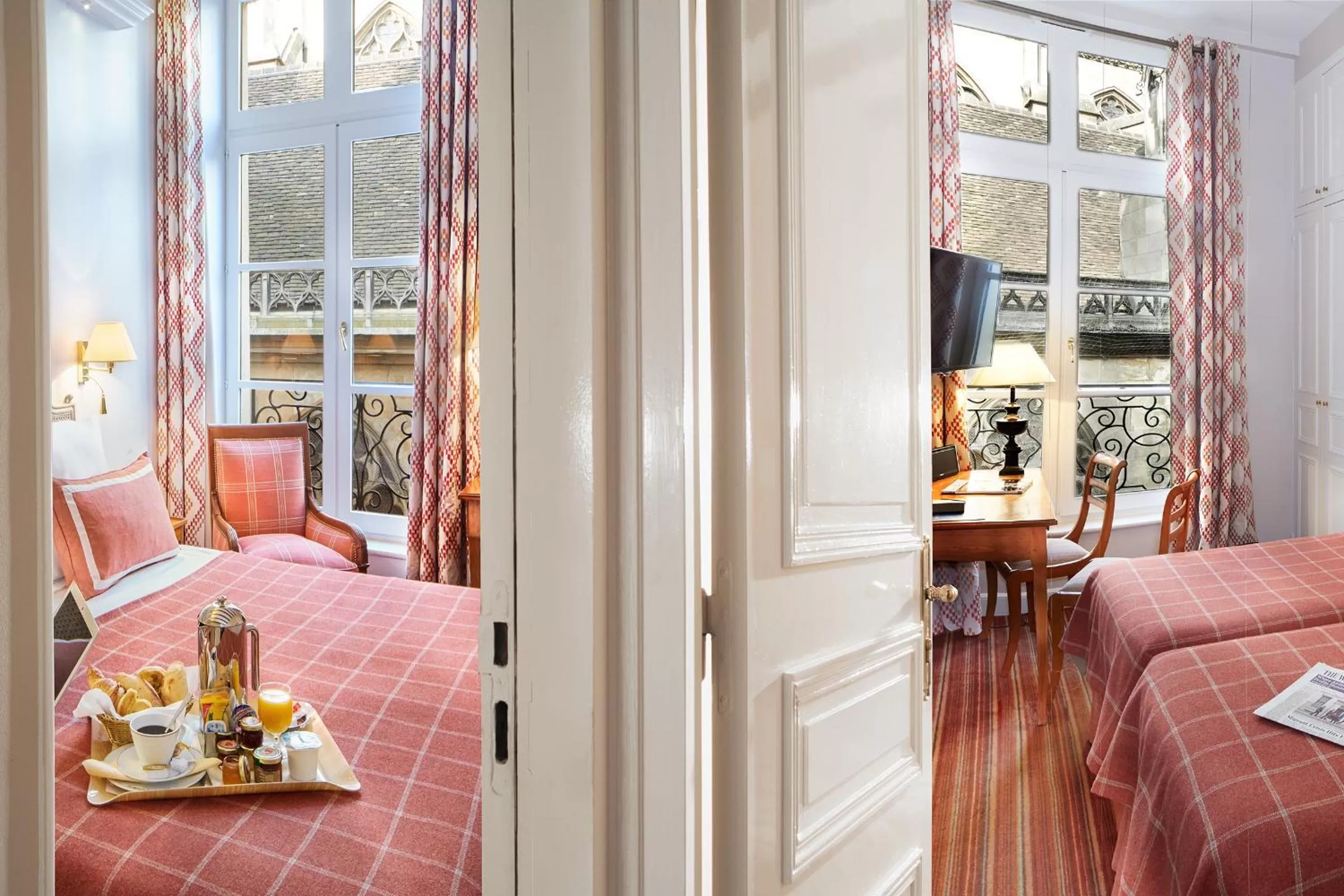 Photo of the whole room, Bed in Relais Du Louvre