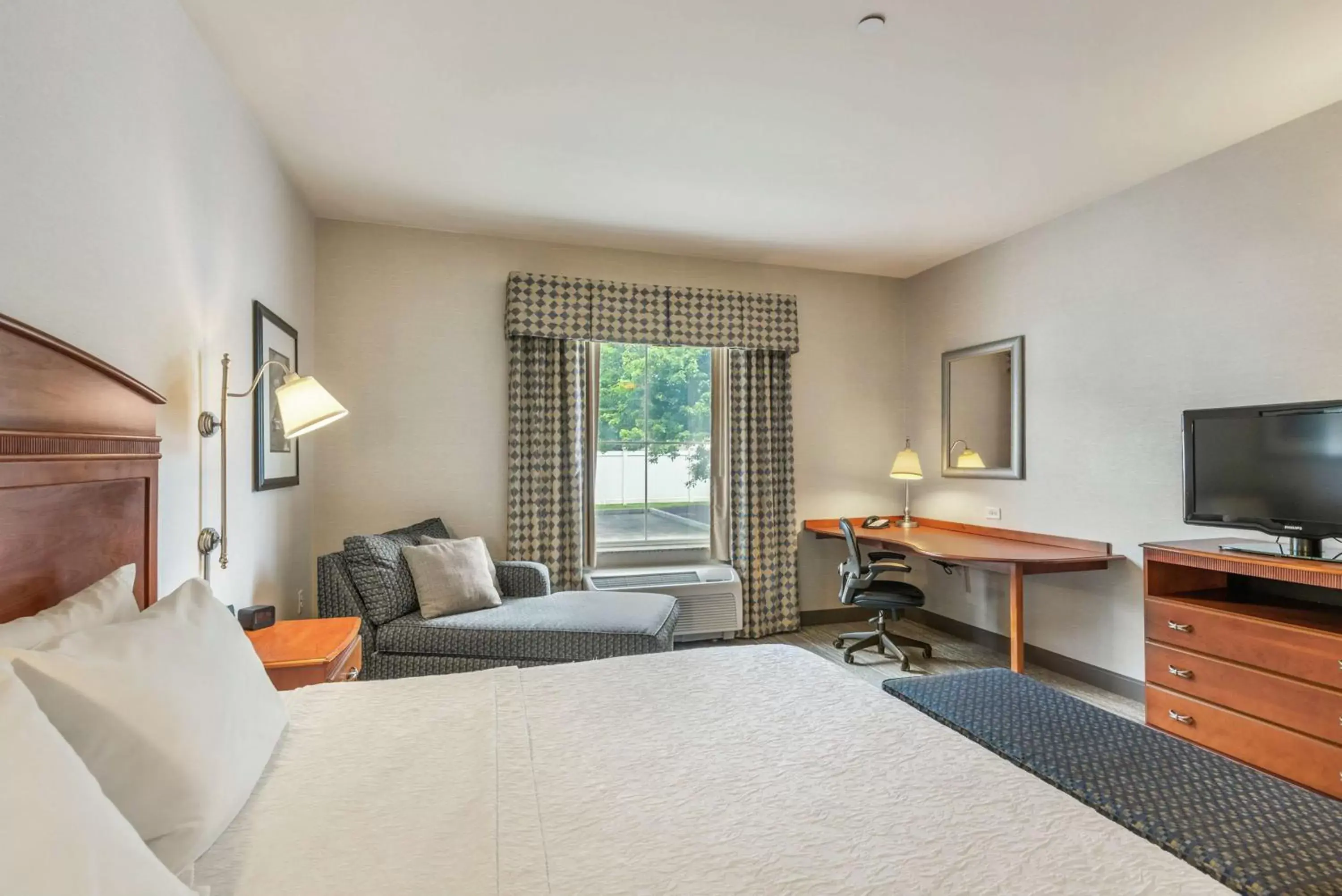 King Room with Accessible Tub - Mobility and Hearing Access/Non-Smoking in Hampton Inn & Suites Mystic King Room with Accessible Tub - Mobility and Hearing Access/Non-Smoking in Hampton Inn & Suites Mystic