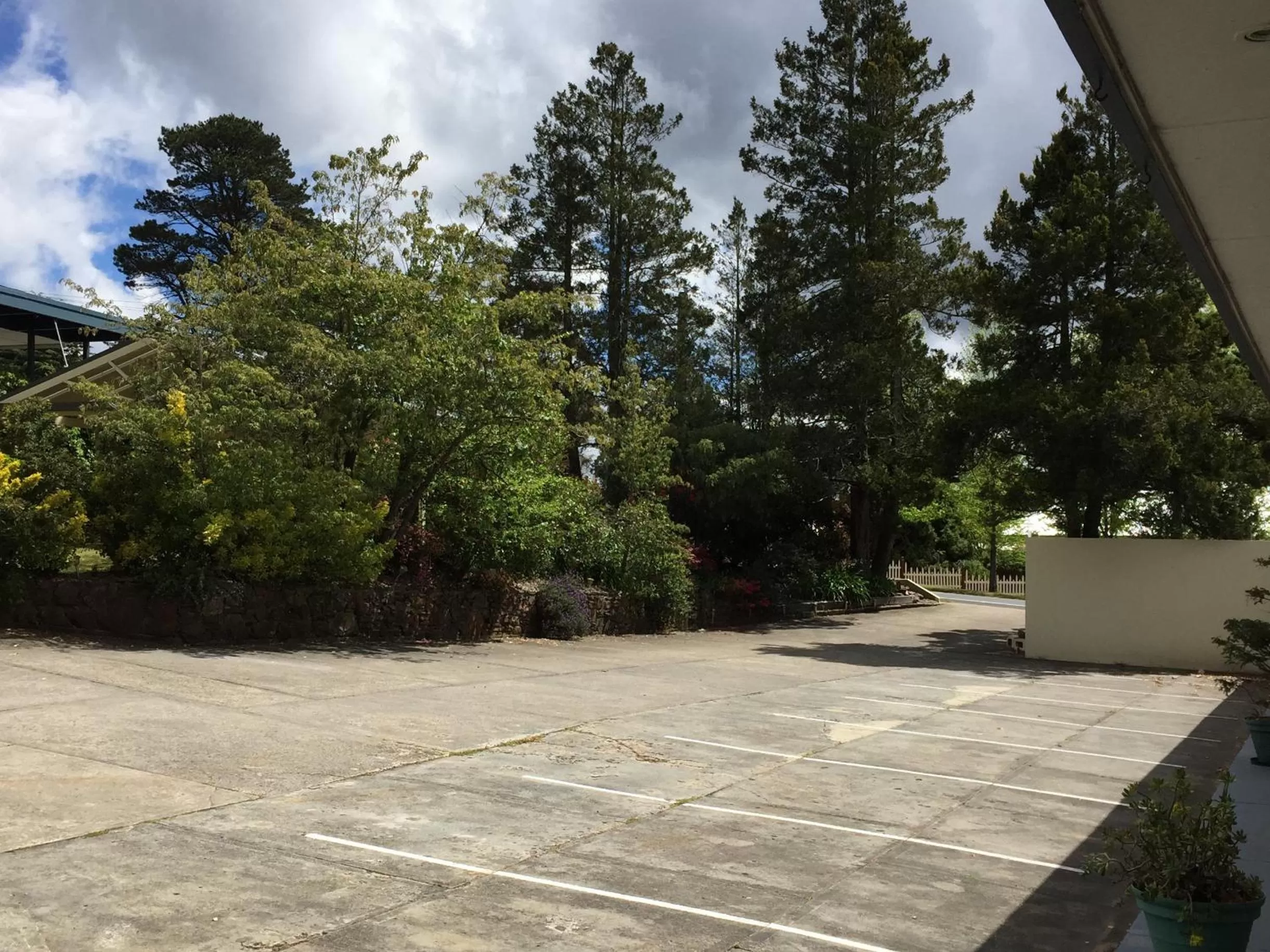 Inner courtyard view in High Mountains Motor Inn