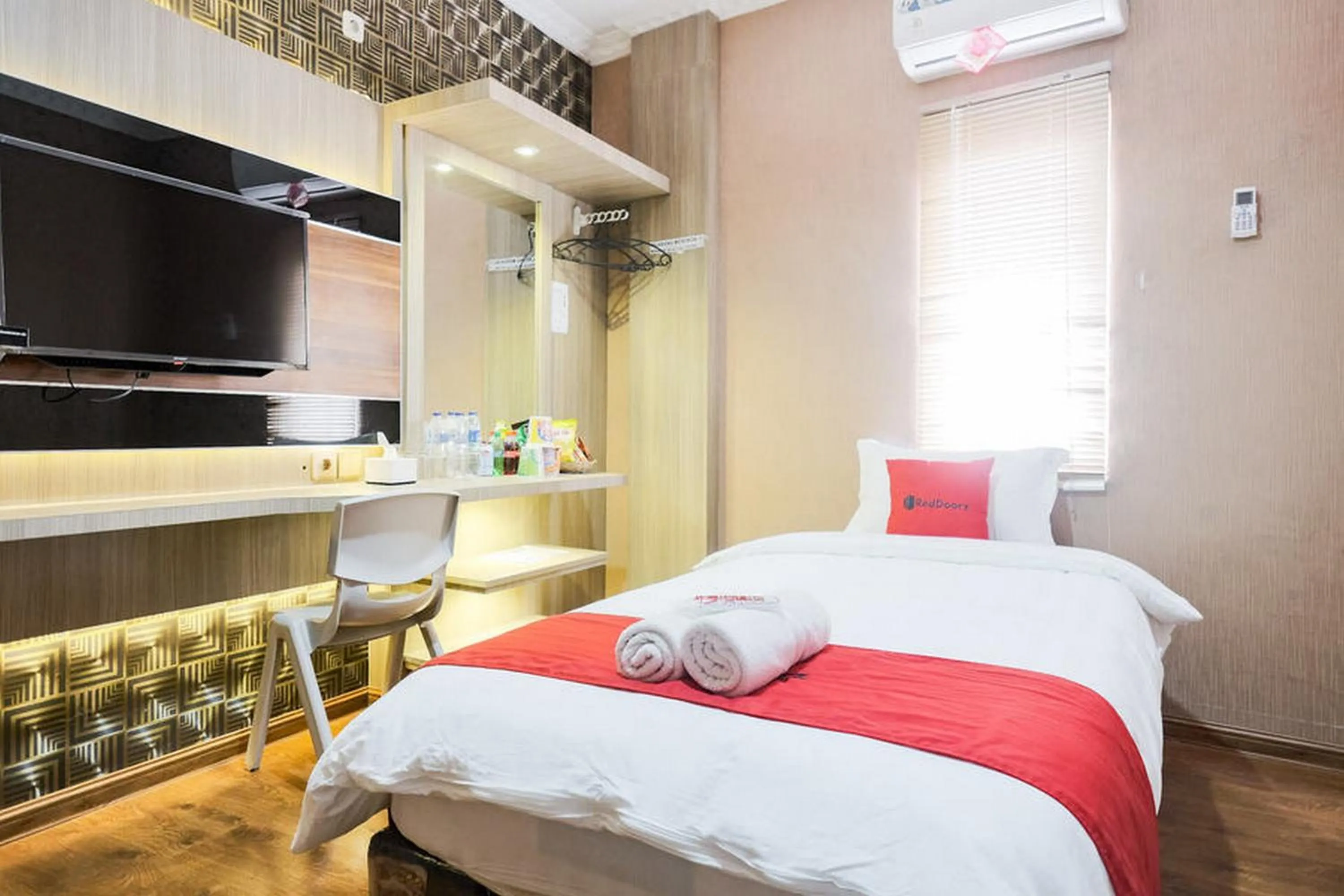 Bed in RedDoorz Plus @ Simpang USU Medan