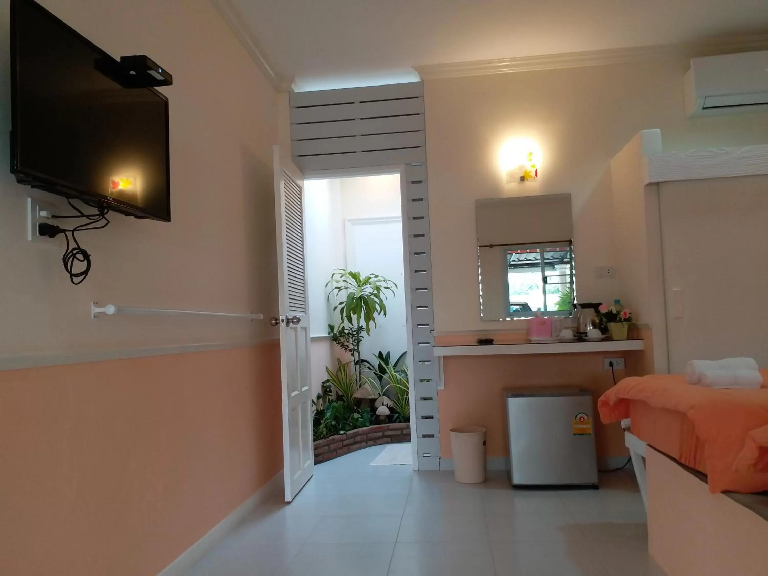 Bed, Kitchen/Kitchenette in Fancy Carp Resort