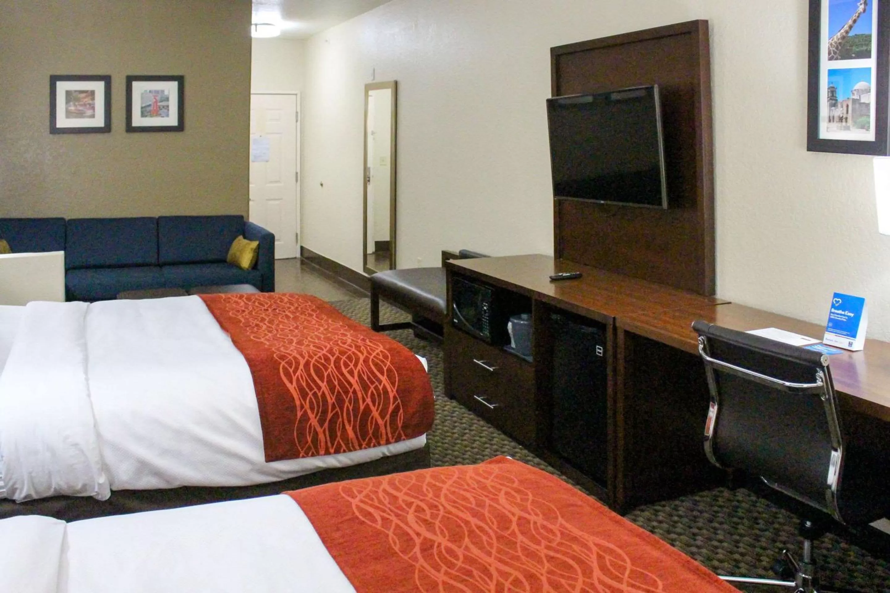Photo of the whole room, Bed in Comfort Inn & Suites Near Six Flags & Medical Center