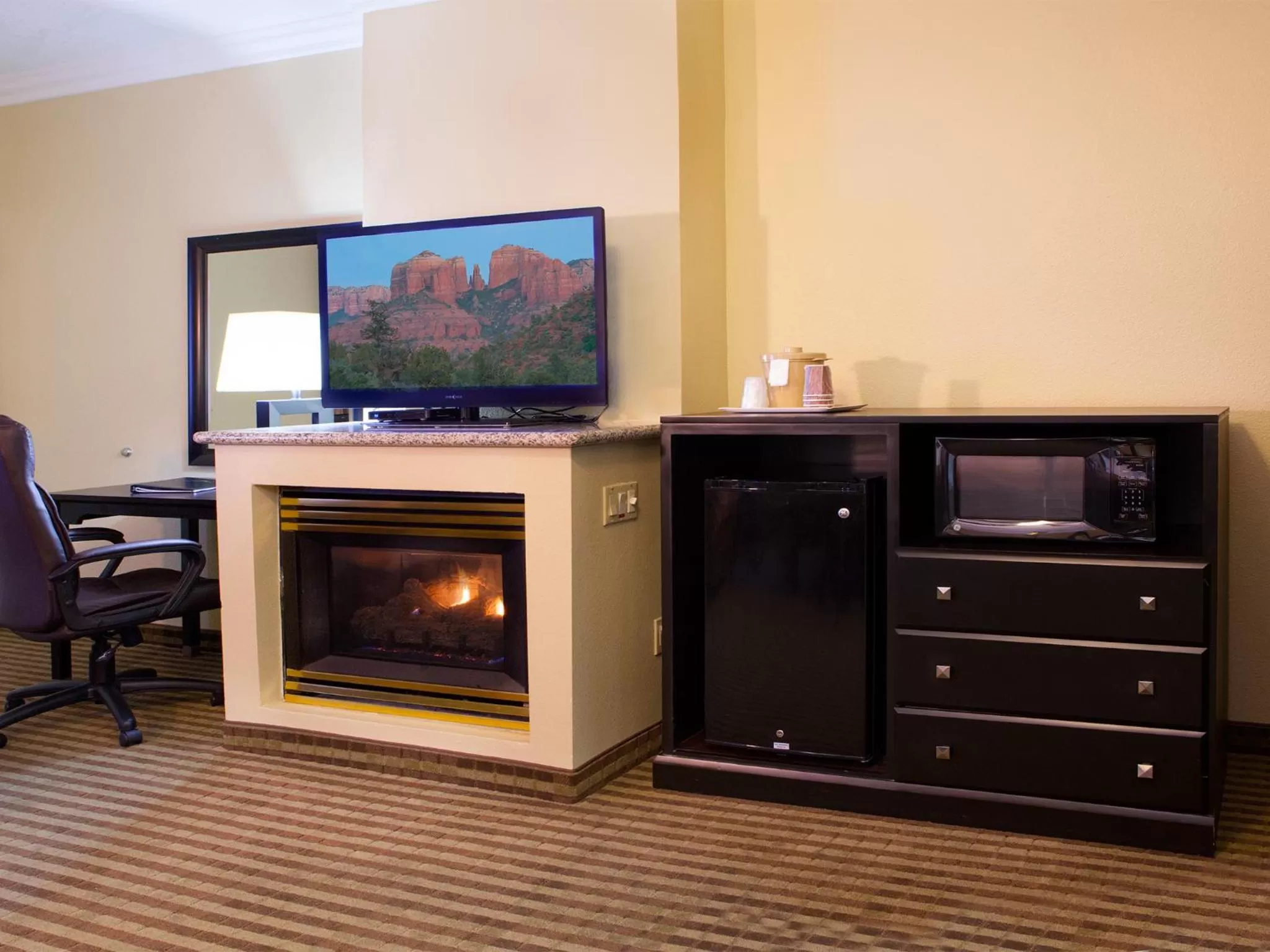 TV and multimedia in Desert Quail Inn Sedona at Bell Rock