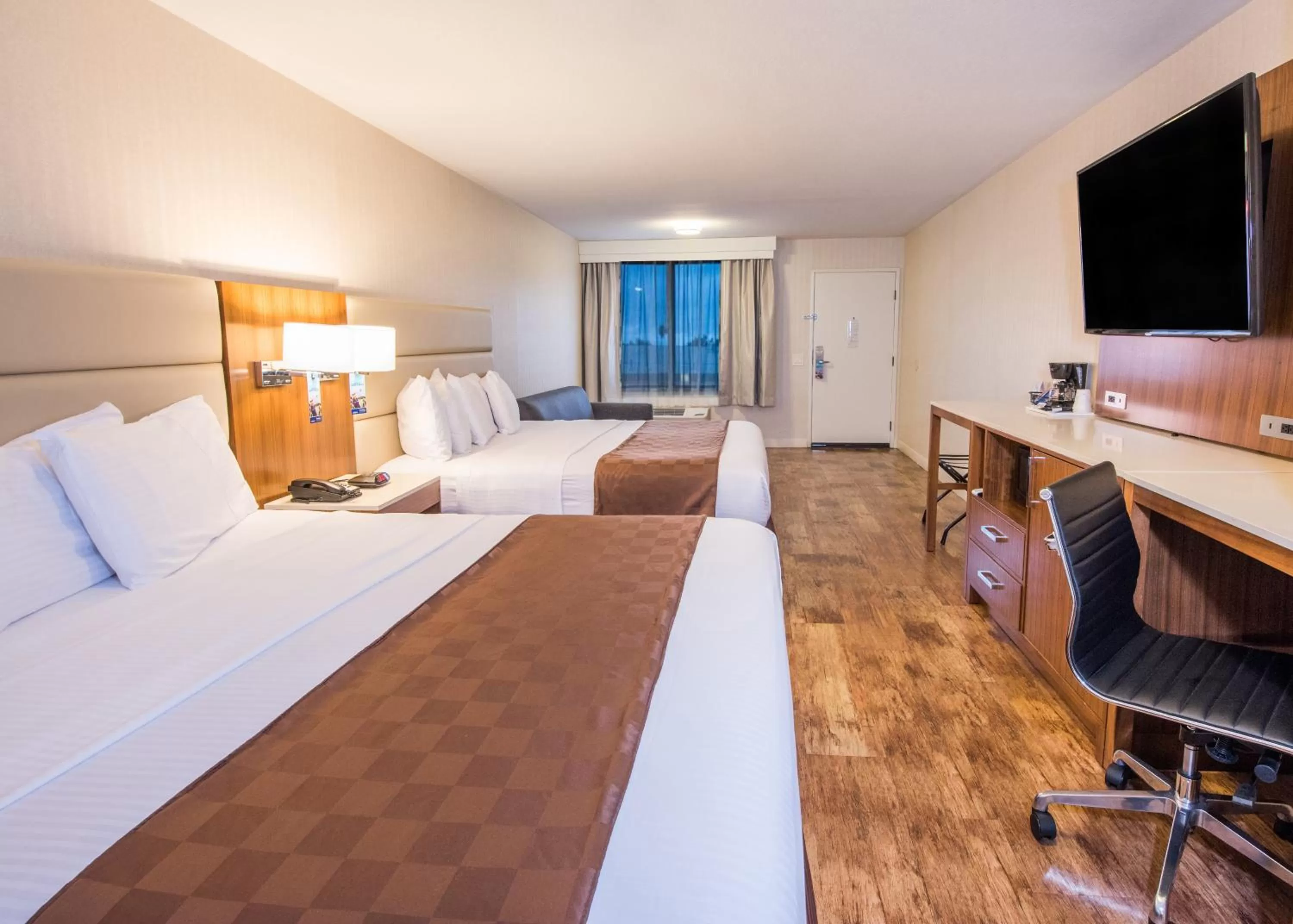 Photo of the whole room, Bed in Travelodge by Wyndham Culver City