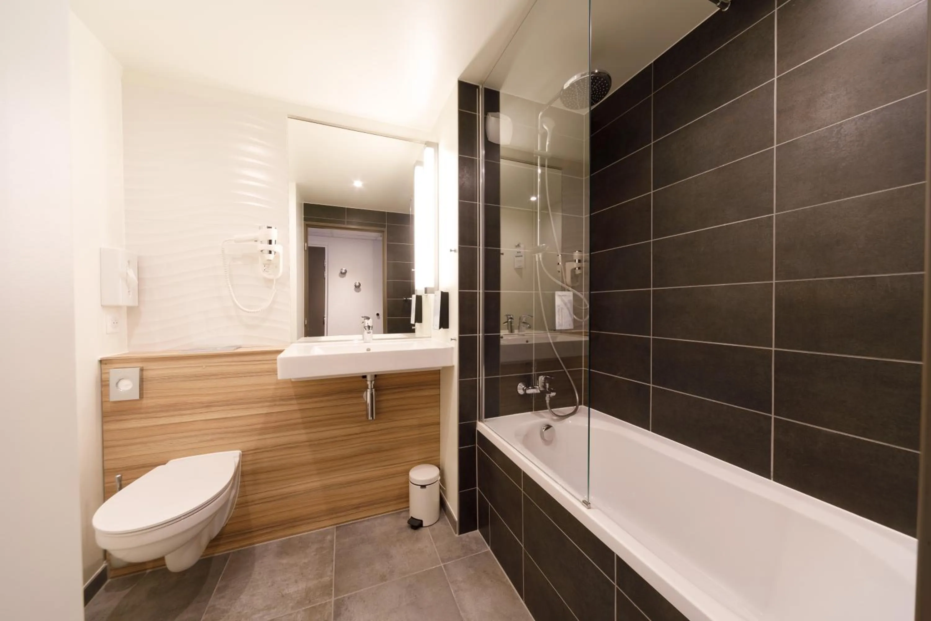 Bathroom in Campanile Annemasse Est Findrol CHAL