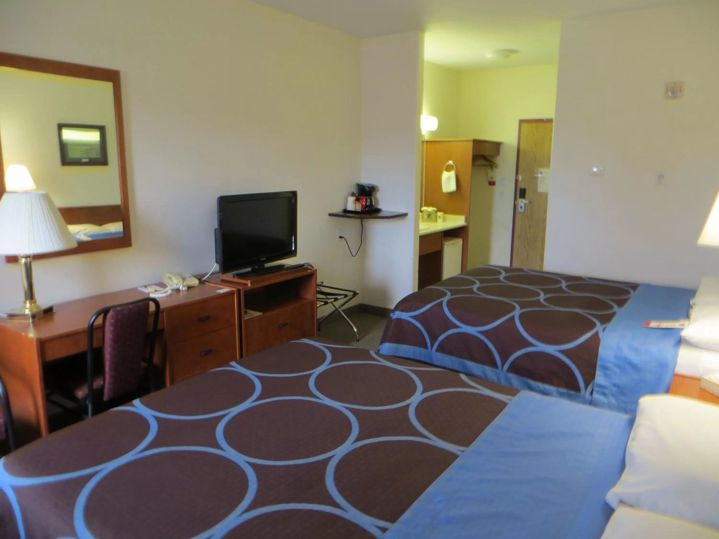 TV and multimedia, Bed in Super 8 by Wyndham Edmonton/West