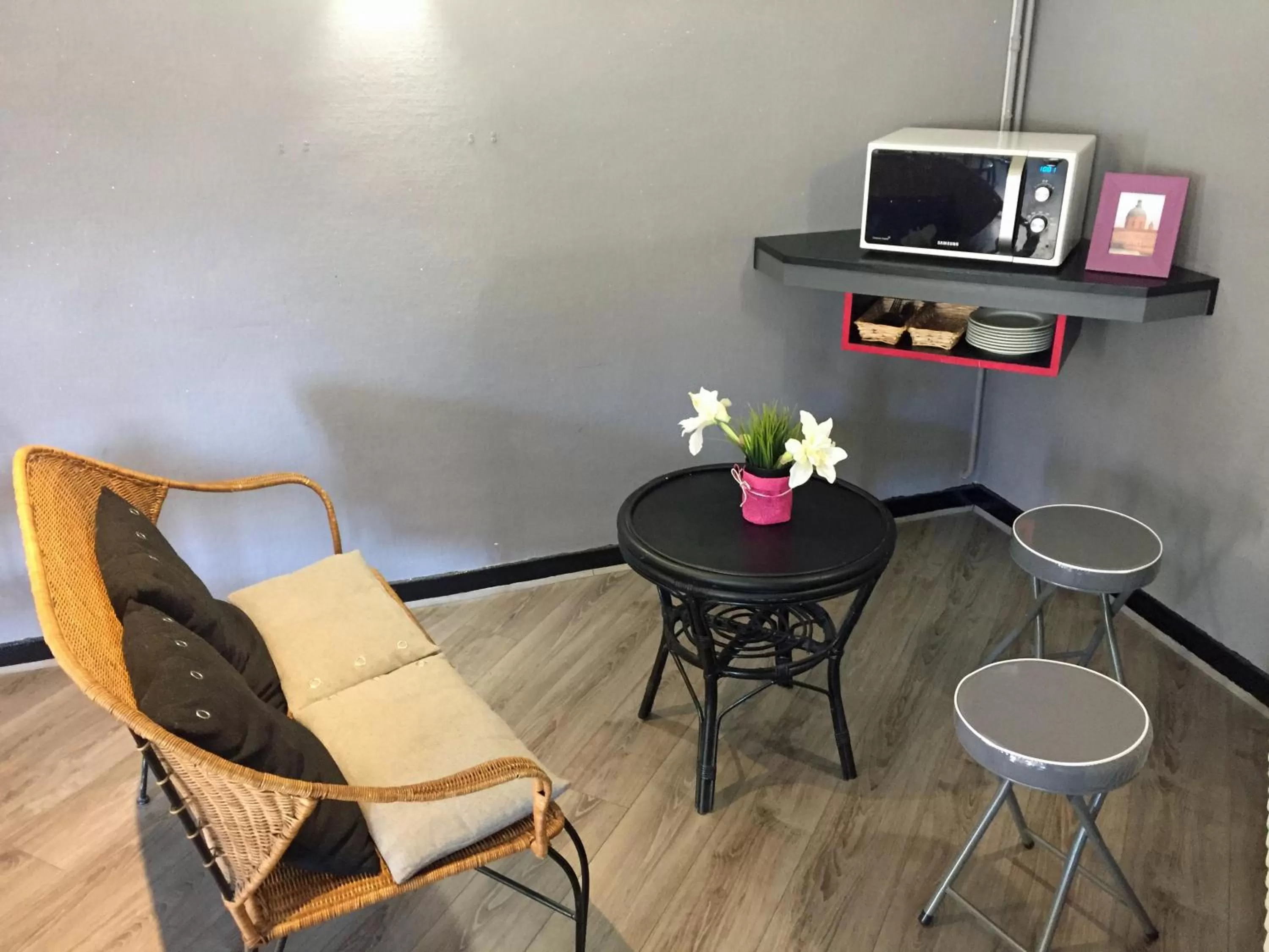 Communal lounge/ TV room in Hôtel des Ambassadeurs