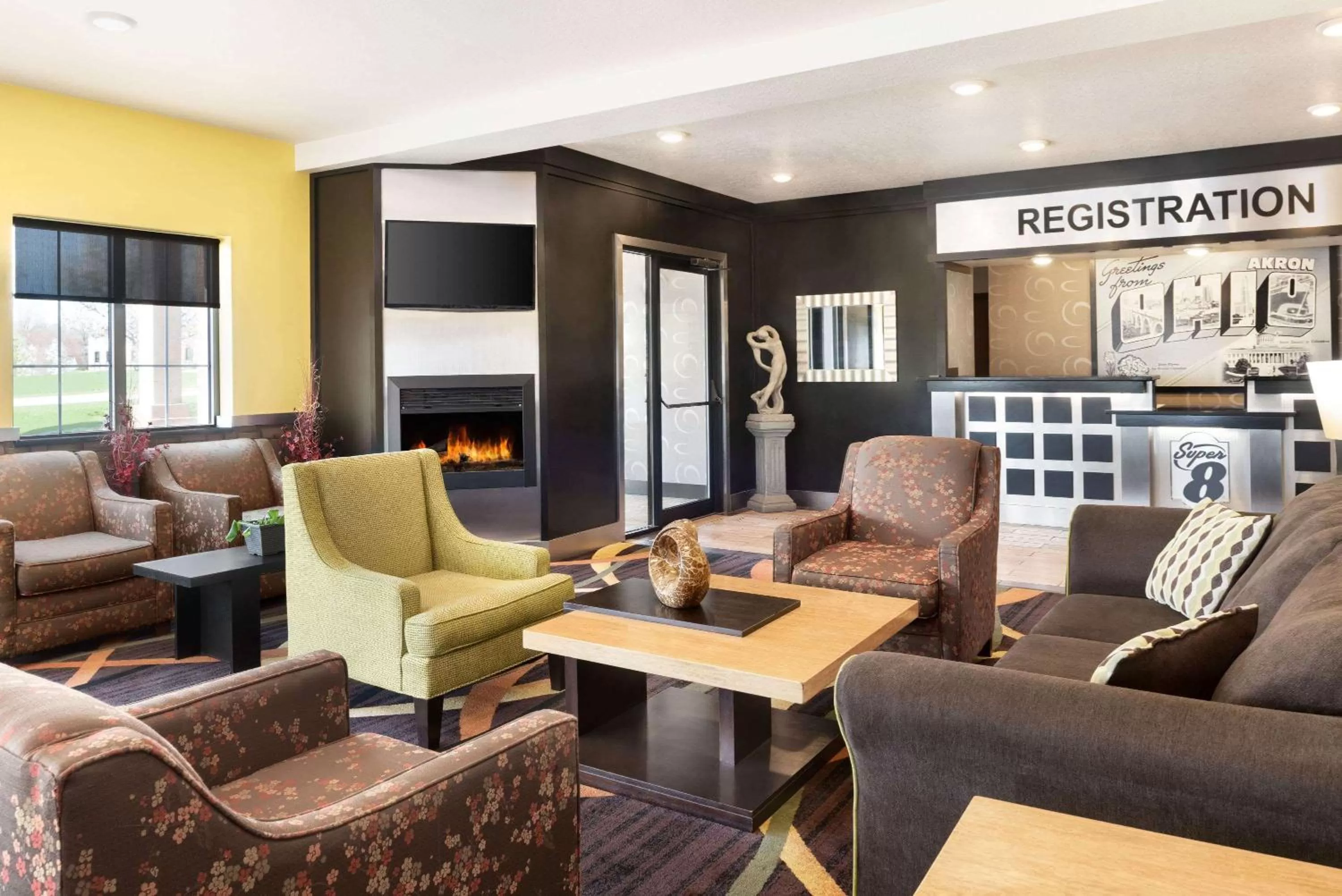 Lobby or reception in Super 8 by Wyndham Akron S/Green/Uniontown OH