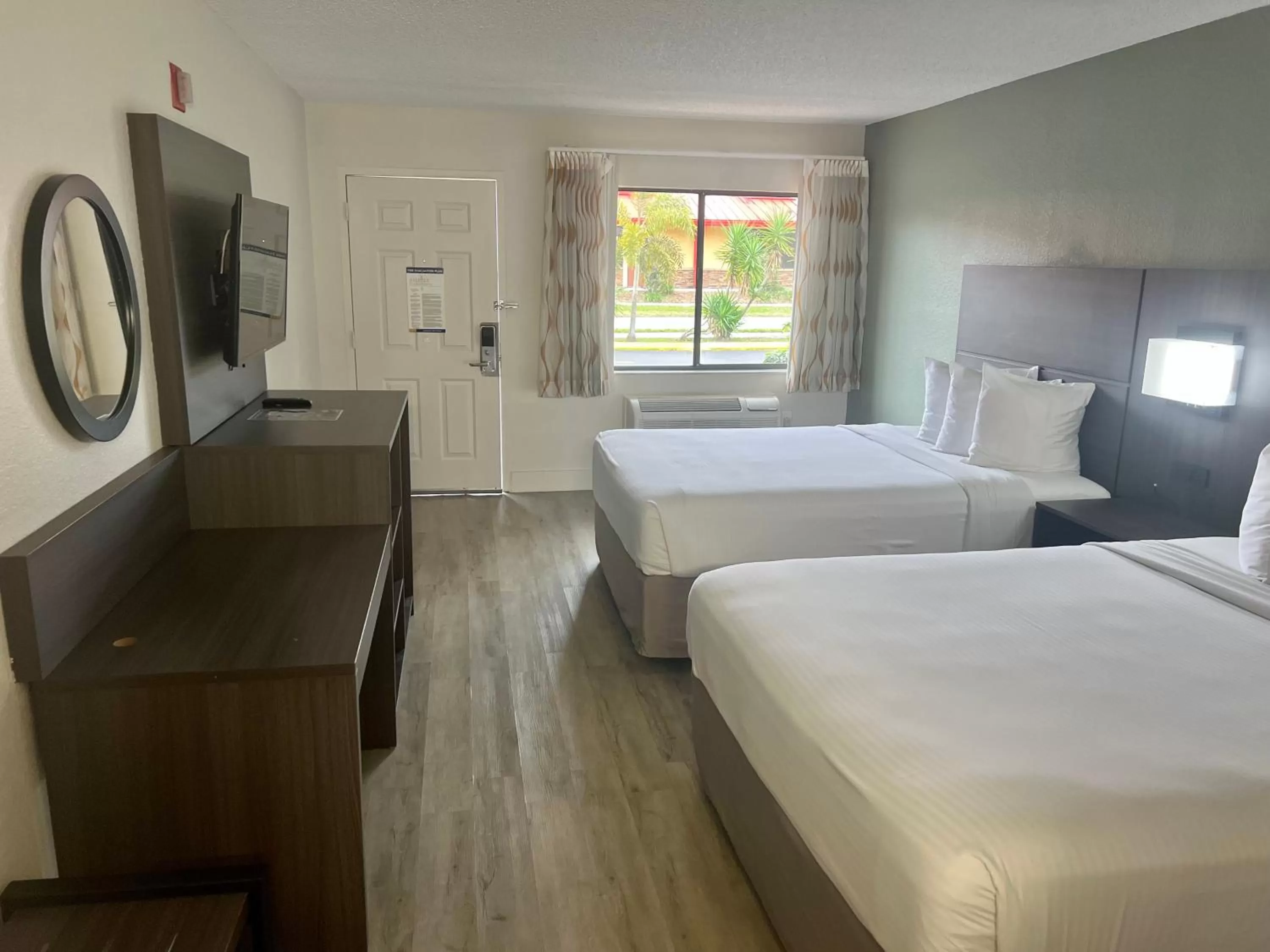Bed in Quality Inn & Suites Orlando East - UCF Area