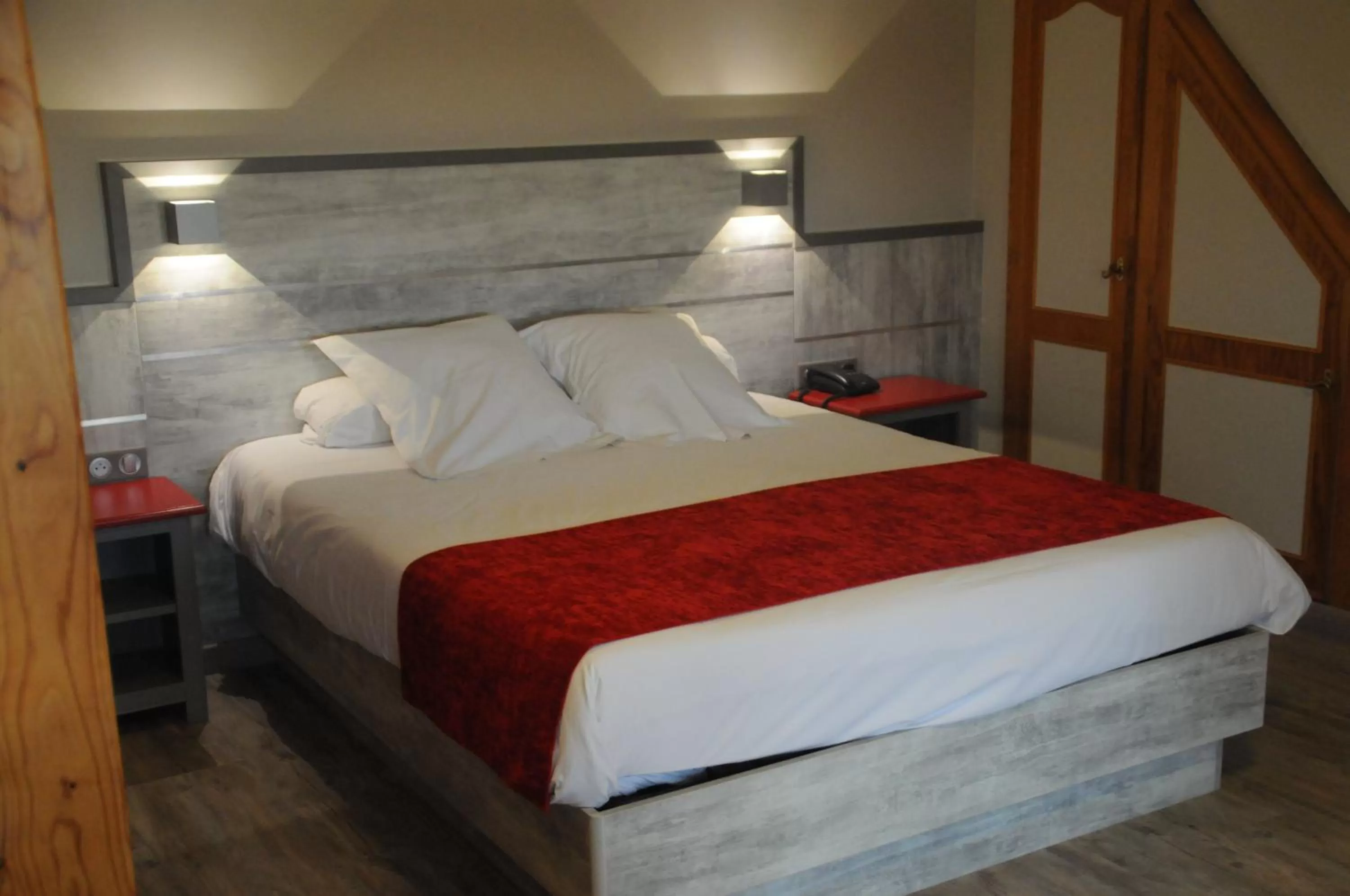 Bed in Hotel Restaurant Au Parc des Cigognes