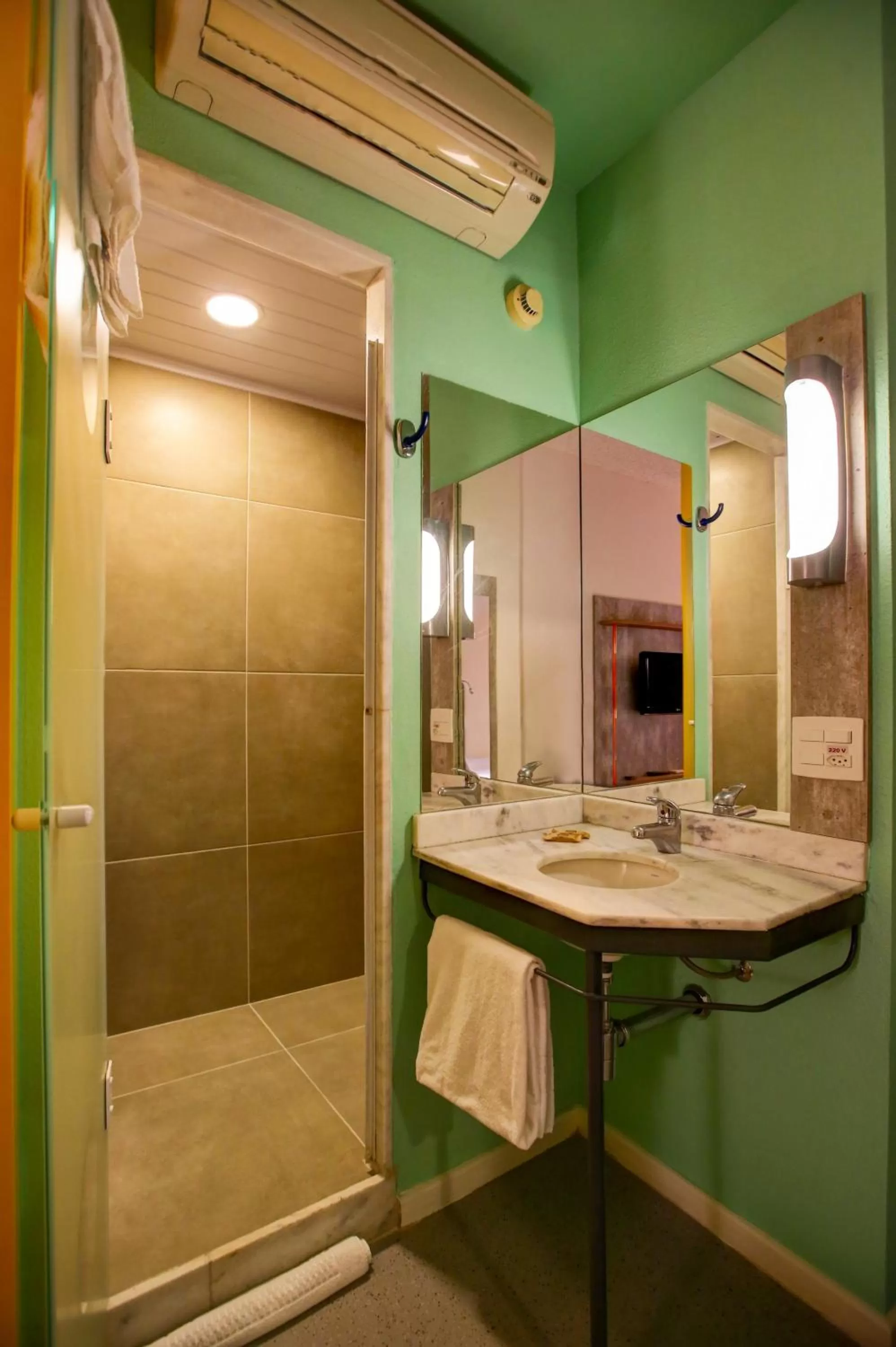 Bathroom in ibis budget Tambore