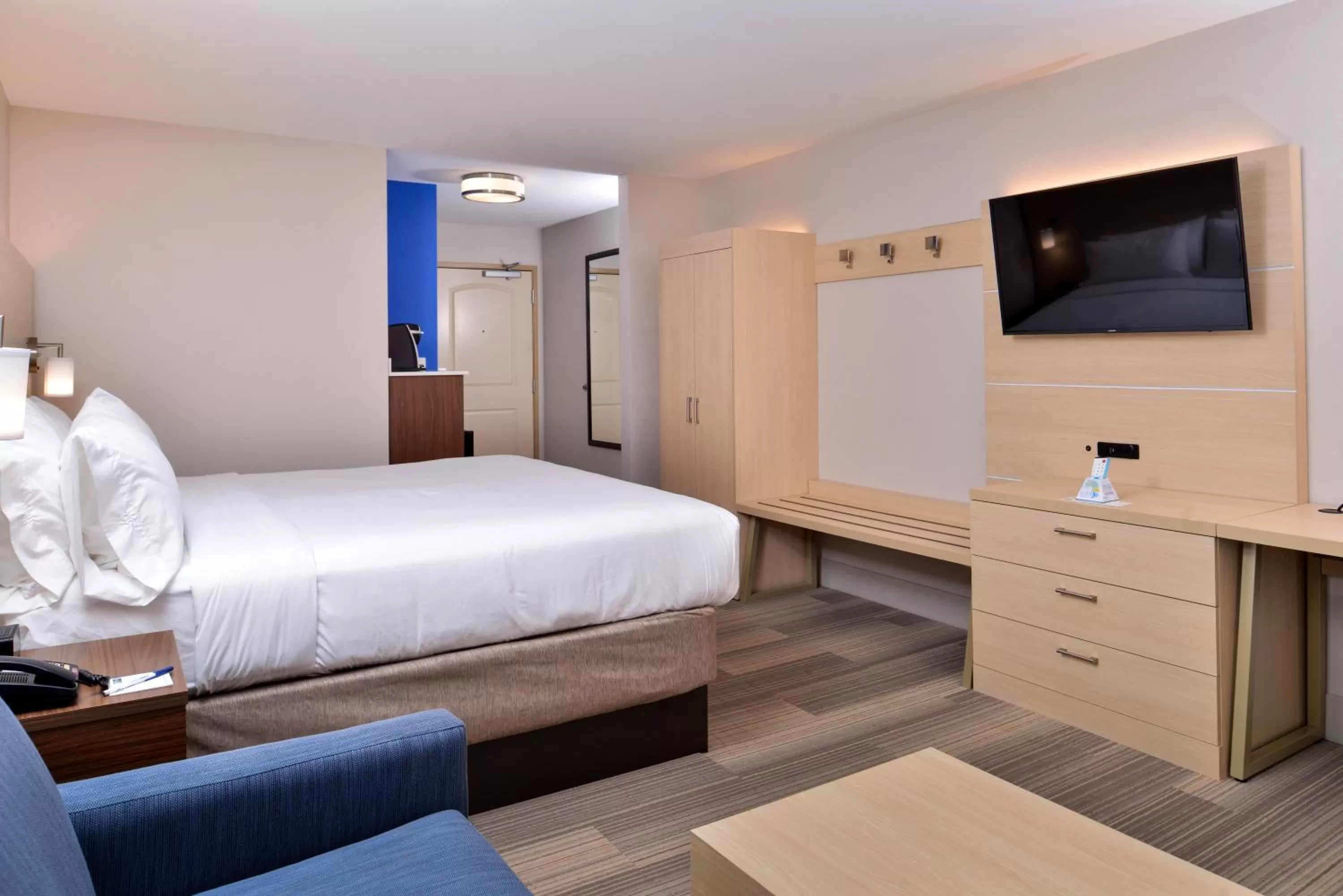 Photo of the whole room, Bed in Holiday Inn Express Hotel & Suites Cincinnati - Mason by IHG