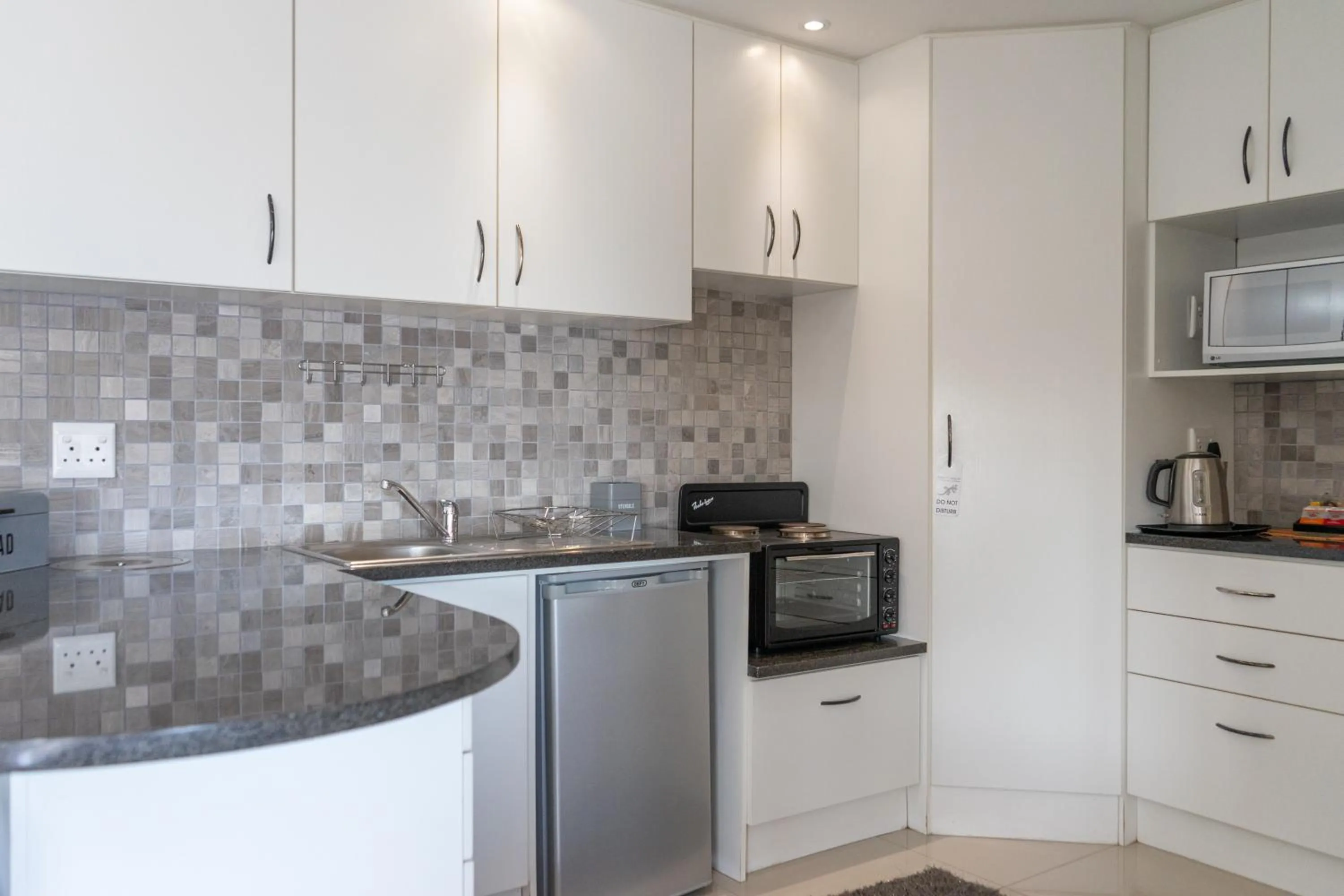 Kitchen or kitchenette in Bar-t-nique Guest House