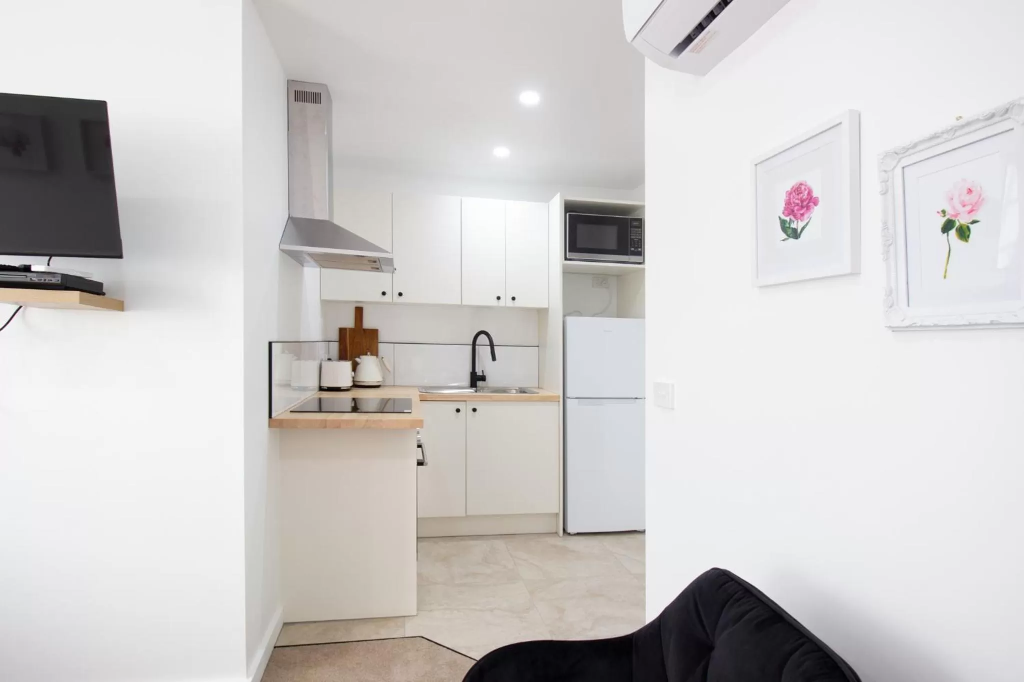 Kitchen or kitchenette in The Dragonfly Inn