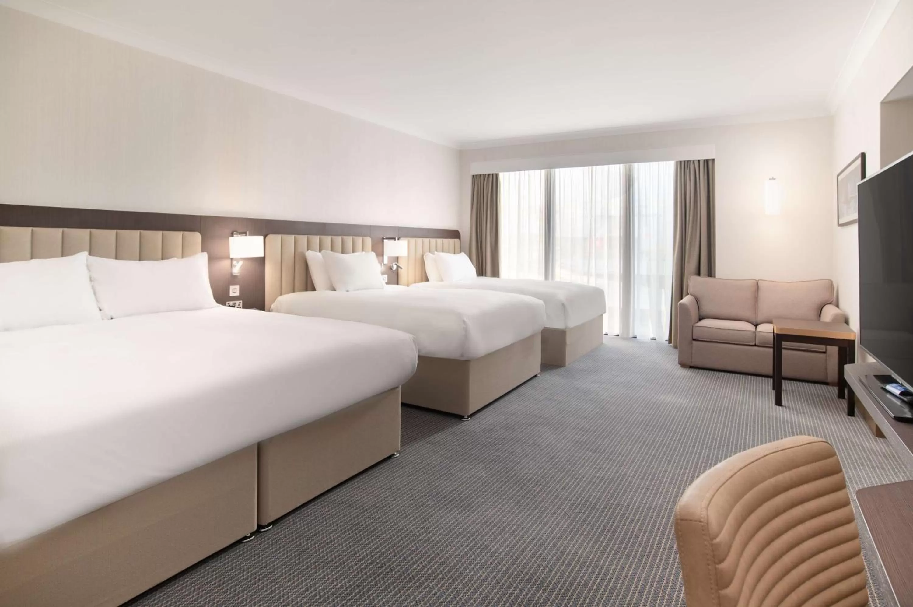 Bedroom, Bed in Hilton London Gatwick Airport