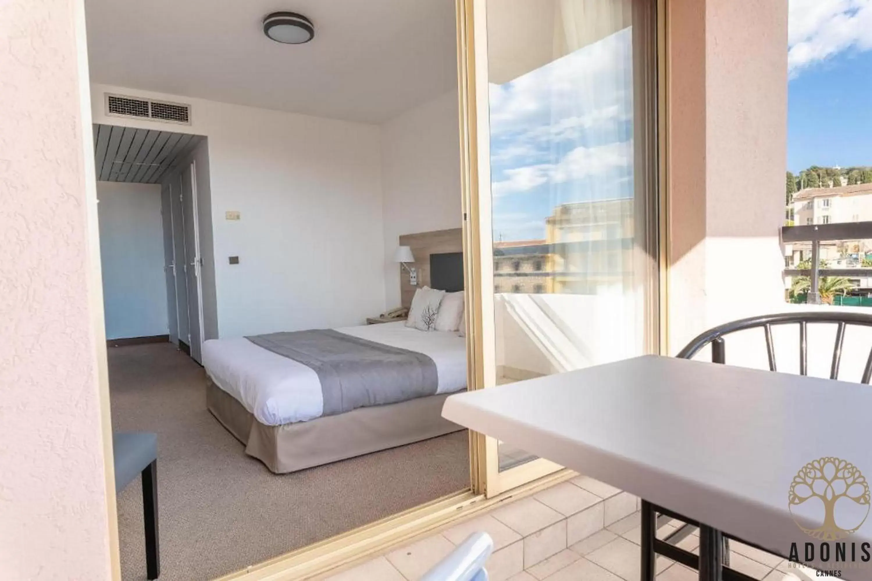 Comfort Double Room with Balcony in Adonis Cannes - Hôtel Thomas Comfort Double Room with Balcony in Adonis Cannes - Hôtel Thomas