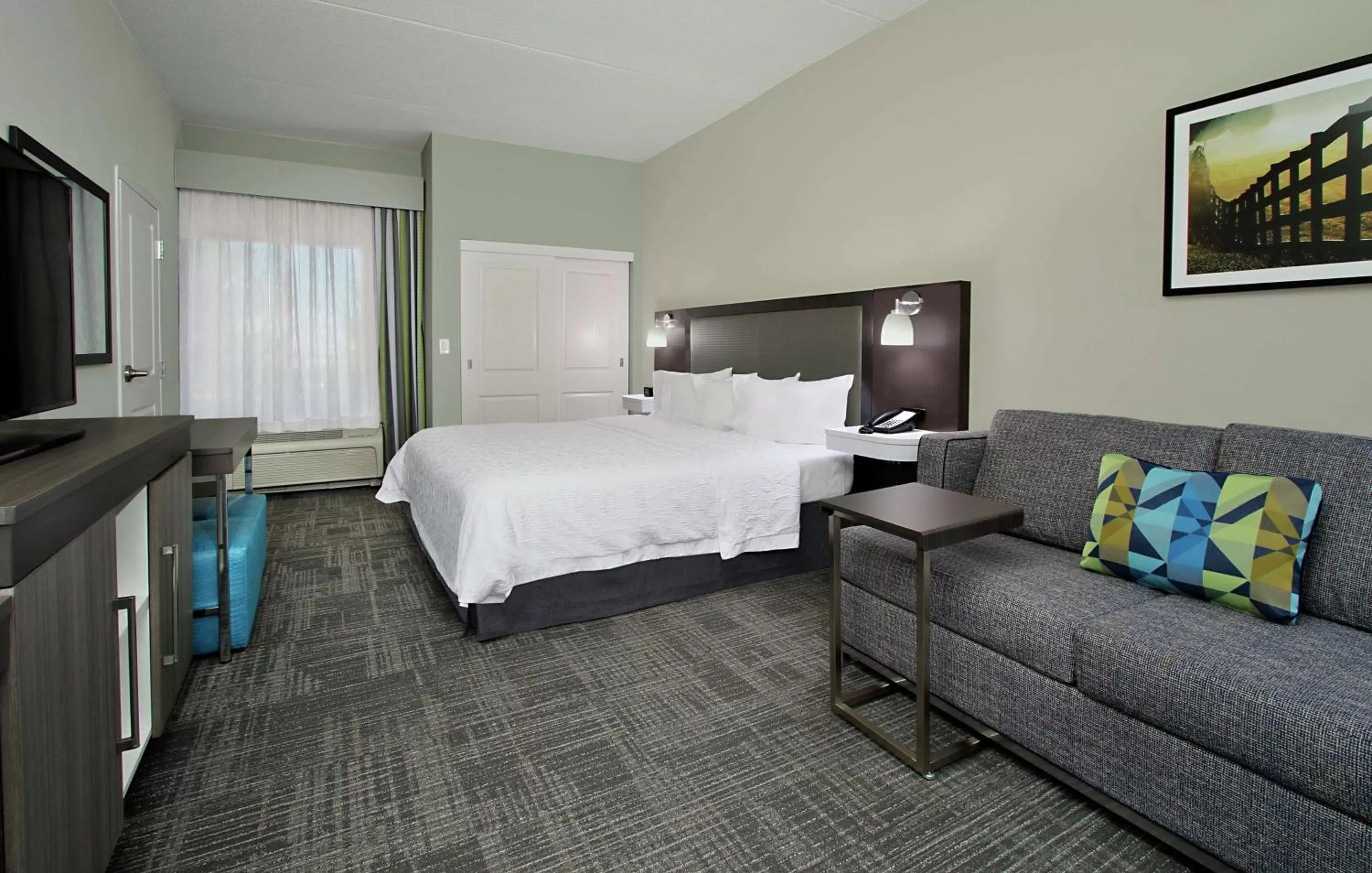 Living room, Bed in Hampton Inn Hagerstown-Maugansville