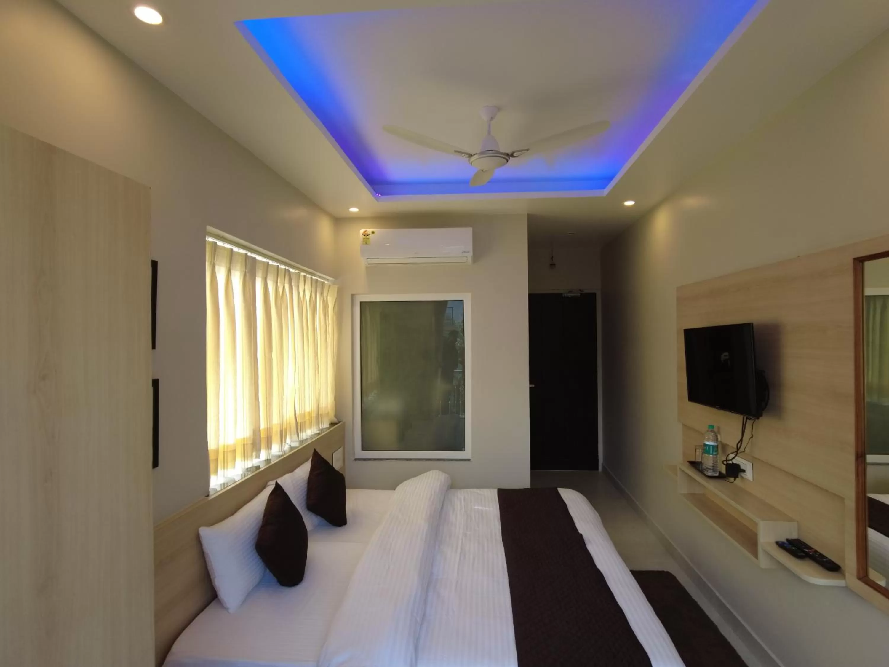 Bed, TV/Entertainment Center in Punyah Residency Rishikesh