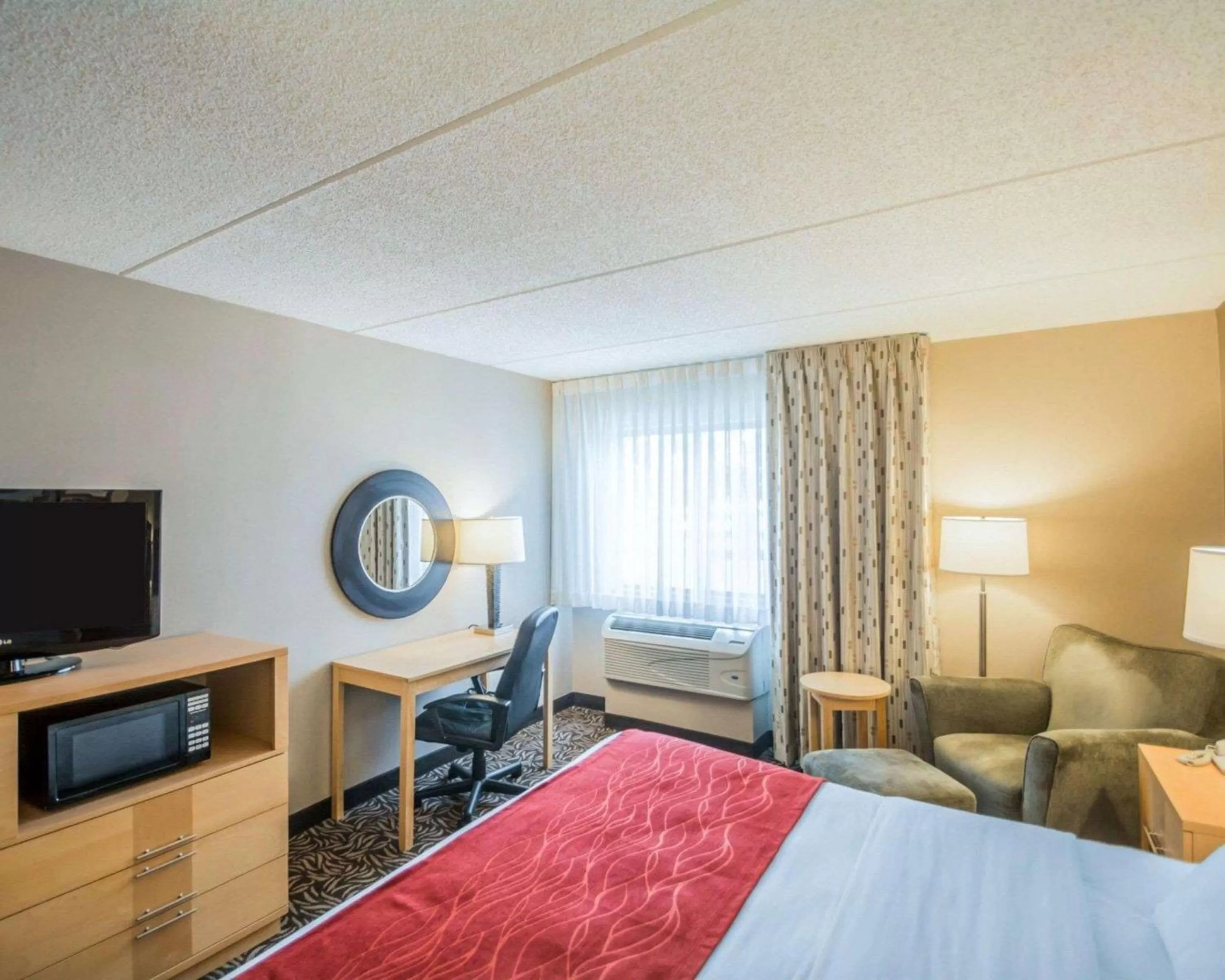 Photo of the whole room, Bed in Comfort Inn - NYS Fairgrounds
