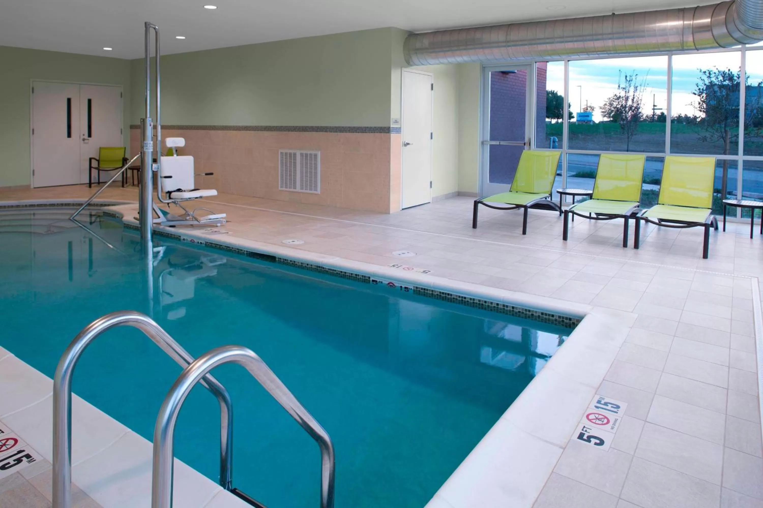 Swimming pool in SpringHill Suites by Marriott Kansas City Lenexa/City Center