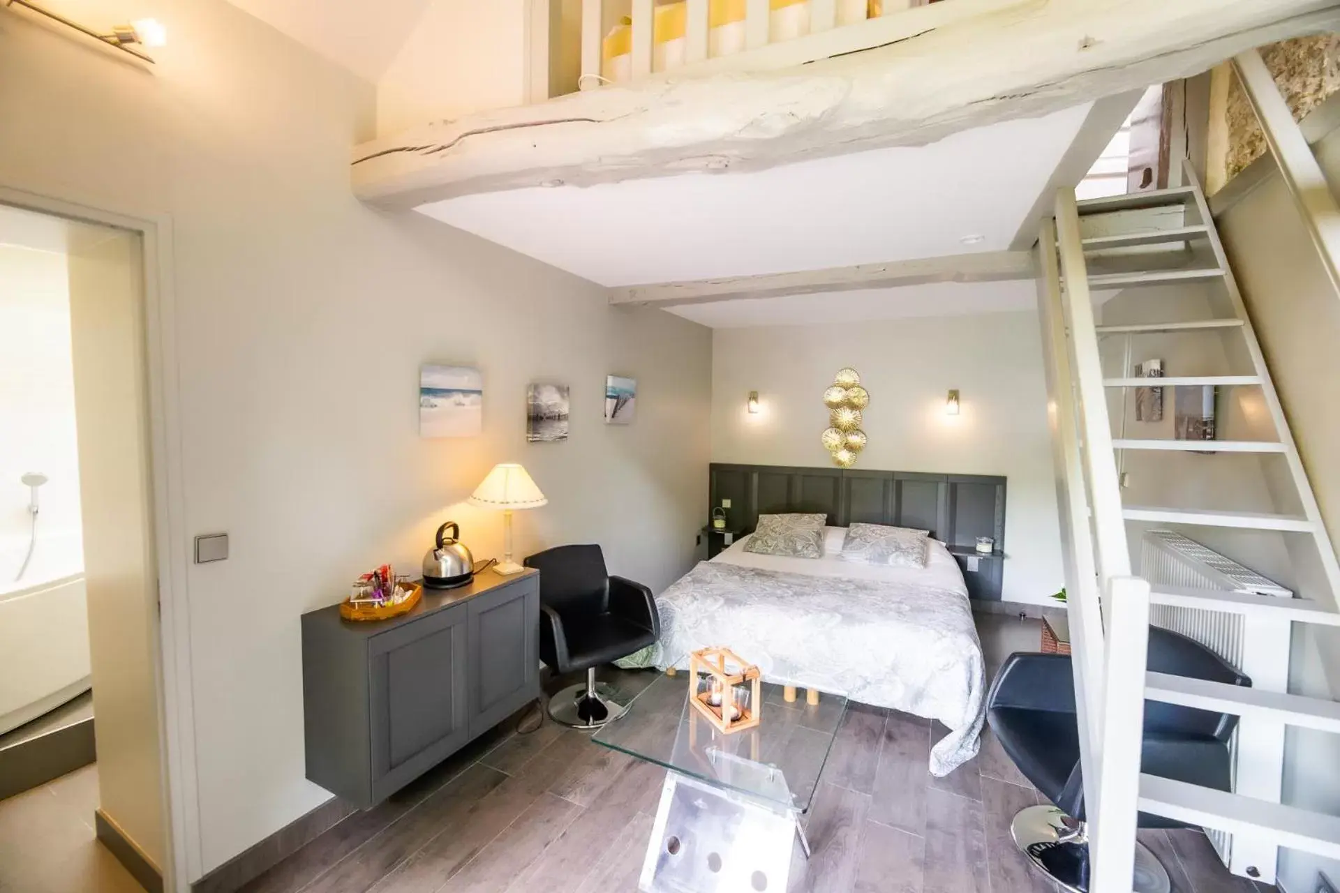 Chambre Confort avec Balnéo, accès gratuit à la piscine et au SPA in La Ferme de l'Oudon & SPA Chambre Confort avec Balnéo, accès gratuit à la piscine et au SPA in La Ferme de l'Oudon & SPA