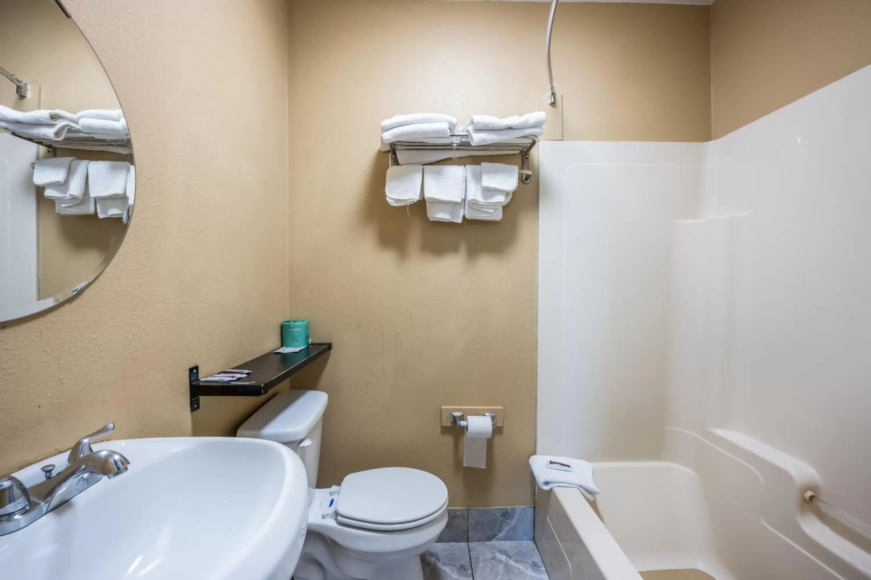 Deluxe King Room - single occupancy - Smoking in Knights Inn Trevose Deluxe King Room - single occupancy - Smoking in Knights Inn Trevose