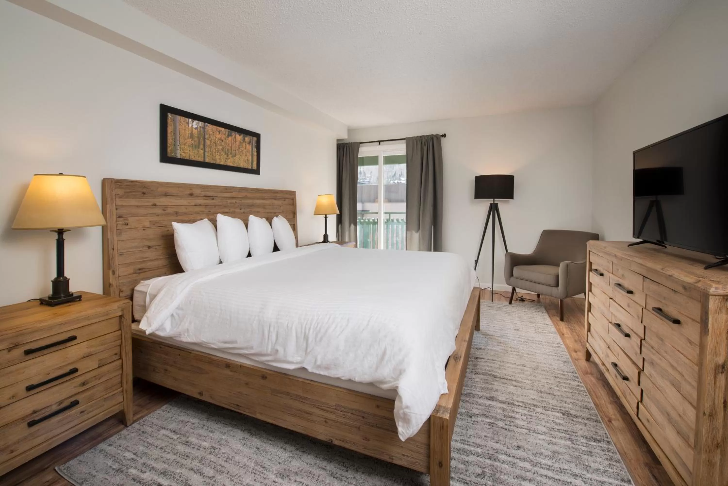 Photo of the whole room, Bed in Evergreen Lodge at Vail