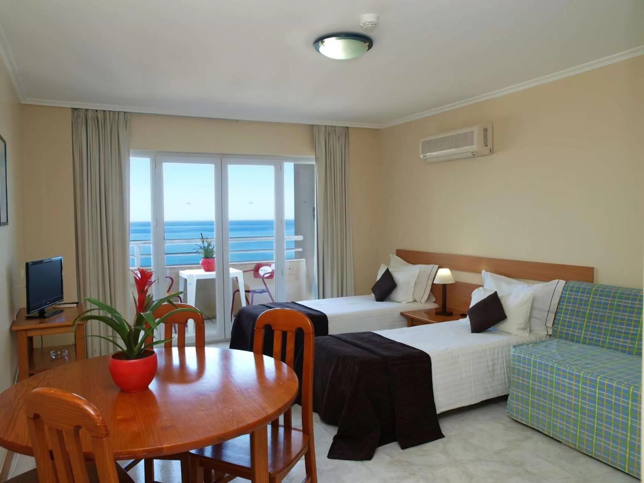 Bedroom, Bed in Apartamentos Jardins da Rocha