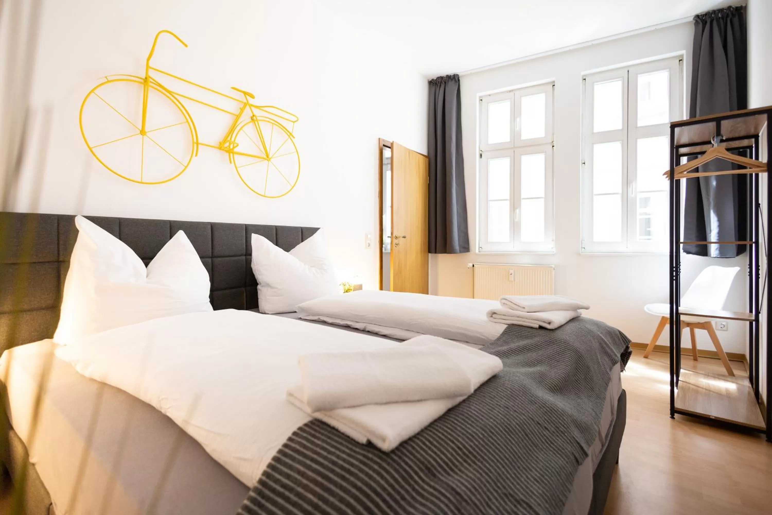 Bed in Ko-Living Space an der Oper - Street Art Design Apartments