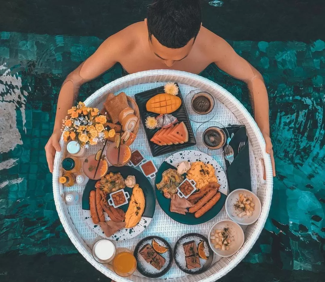 Swimming pool in Arun Dara Villa