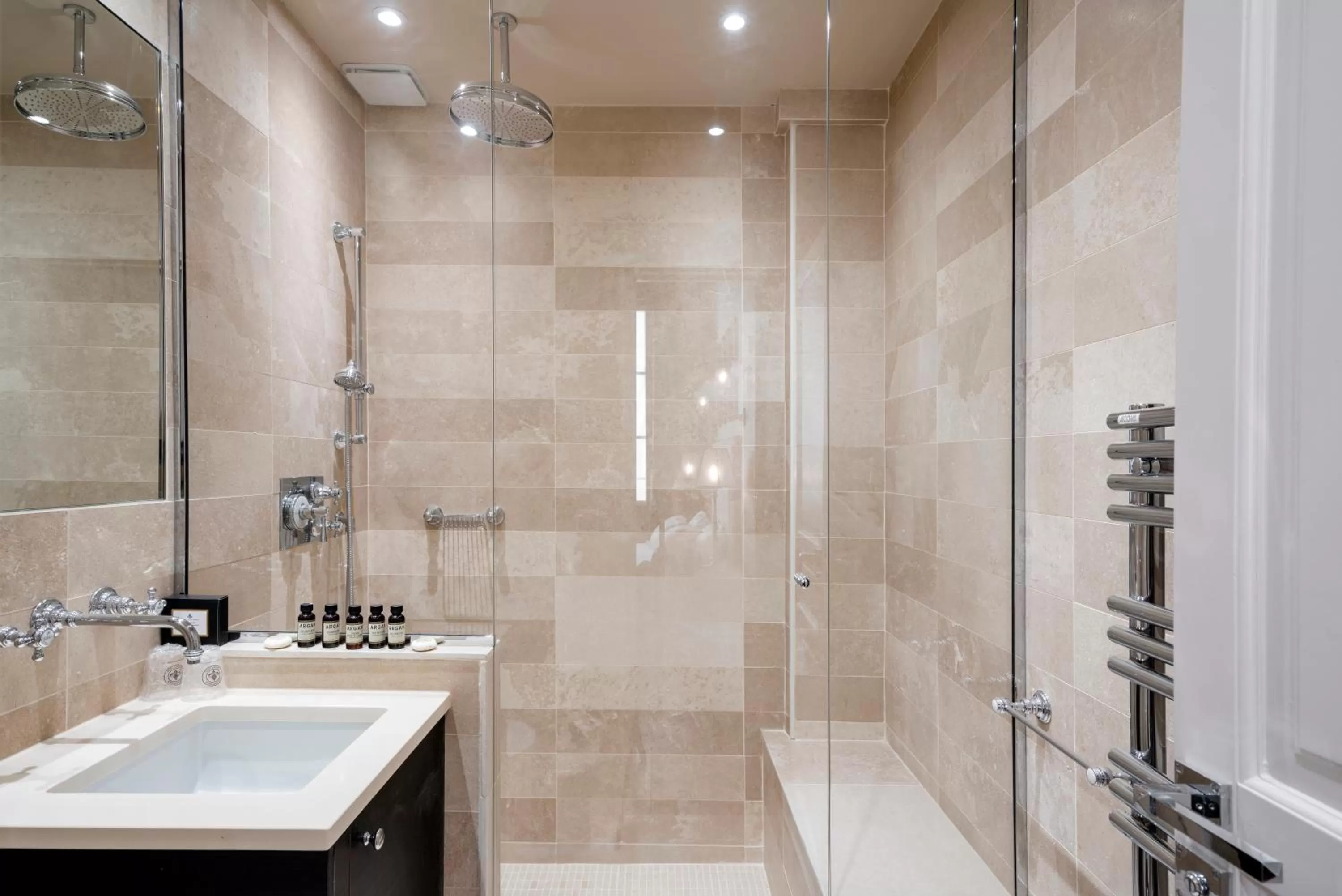 Shower in Hôtel Le Presbytère