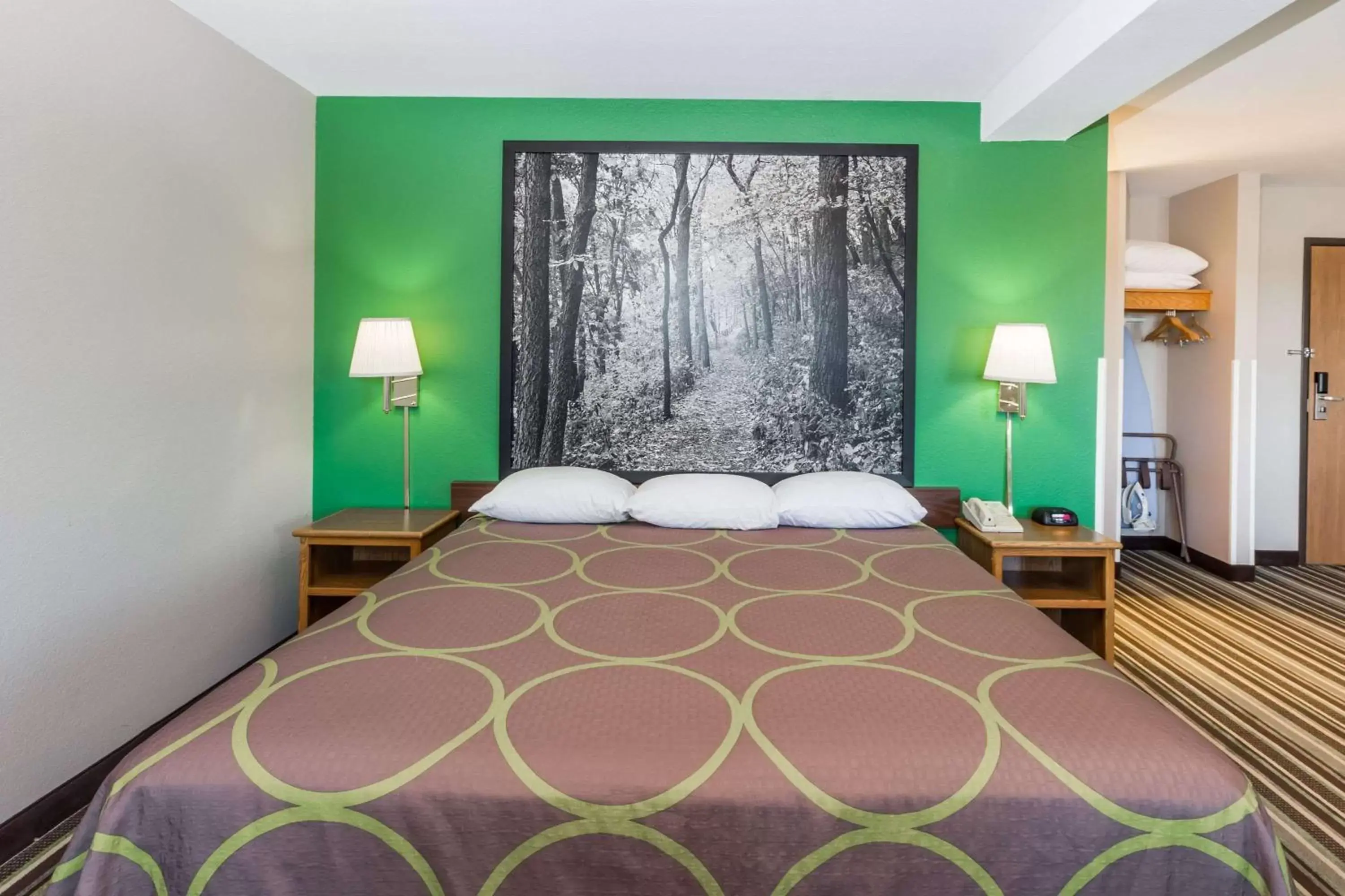 Queen Room - Mobility Access/Non-Smoking in Super 8 by Wyndham Sioux City South Queen Room - Mobility Access/Non-Smoking in Super 8 by Wyndham Sioux City South