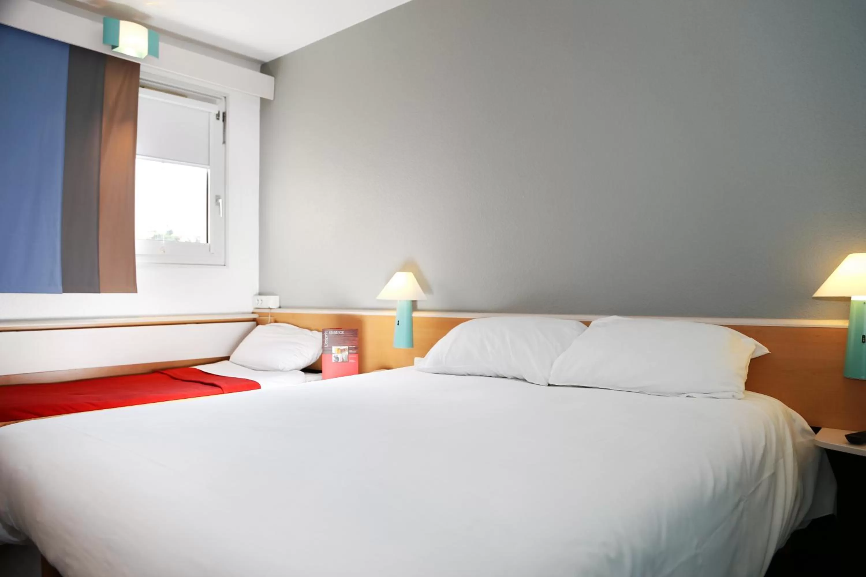 Property building, Bed in ibis Orange Centre