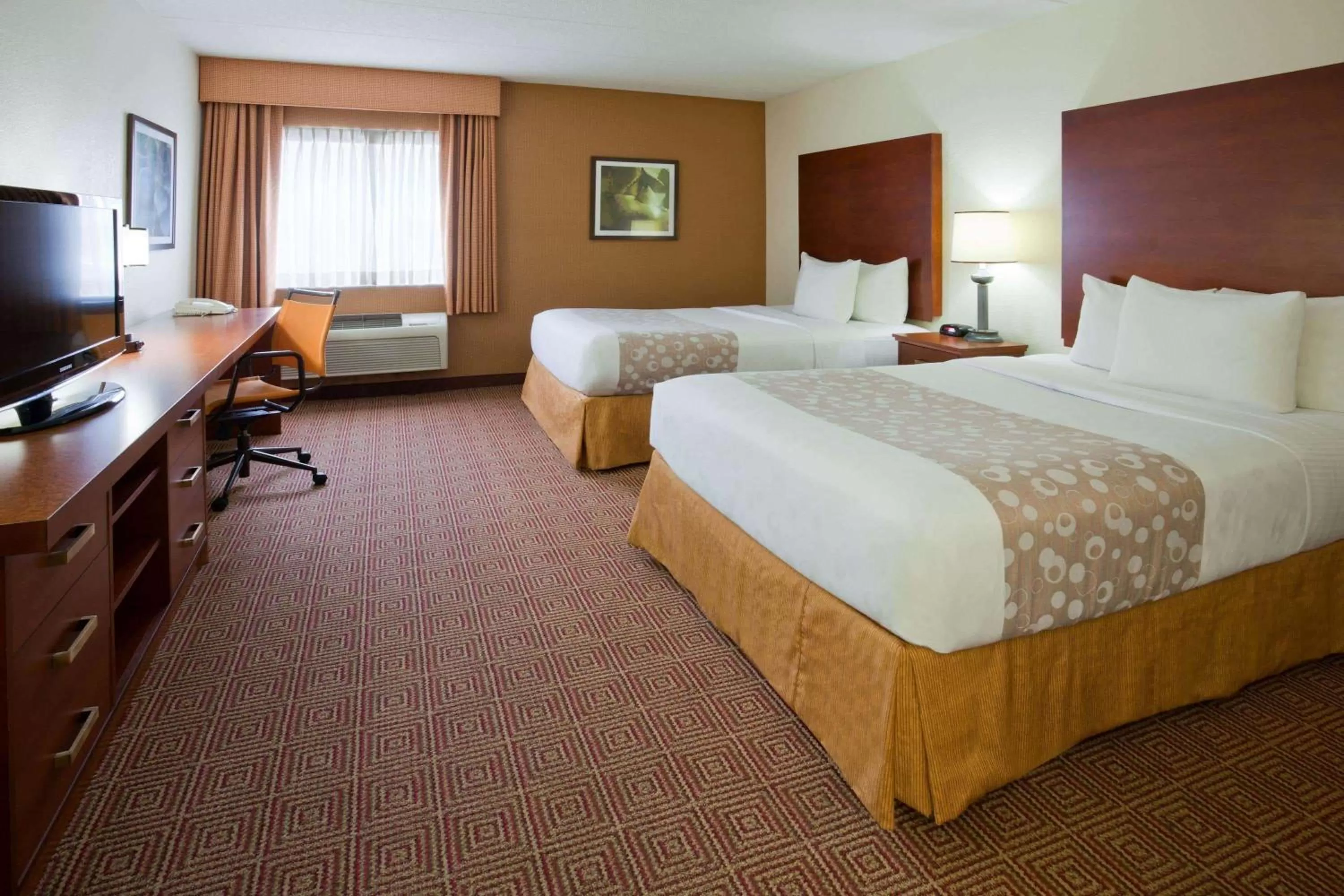 Photo of the whole room, Bed in La Quinta Inn by Wyndham Minneapolis Airport Bloomington