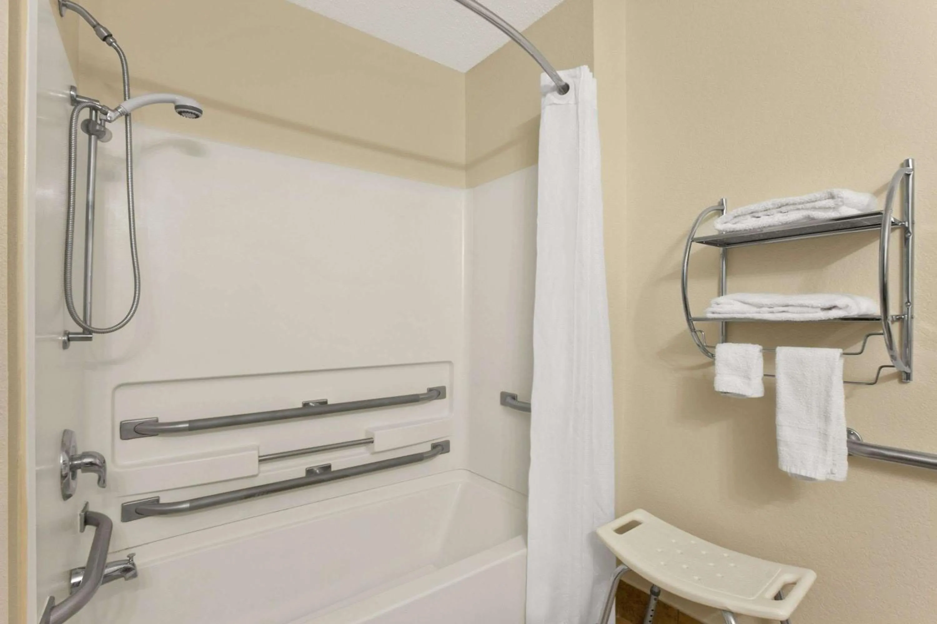 Bathroom in Quality Inn