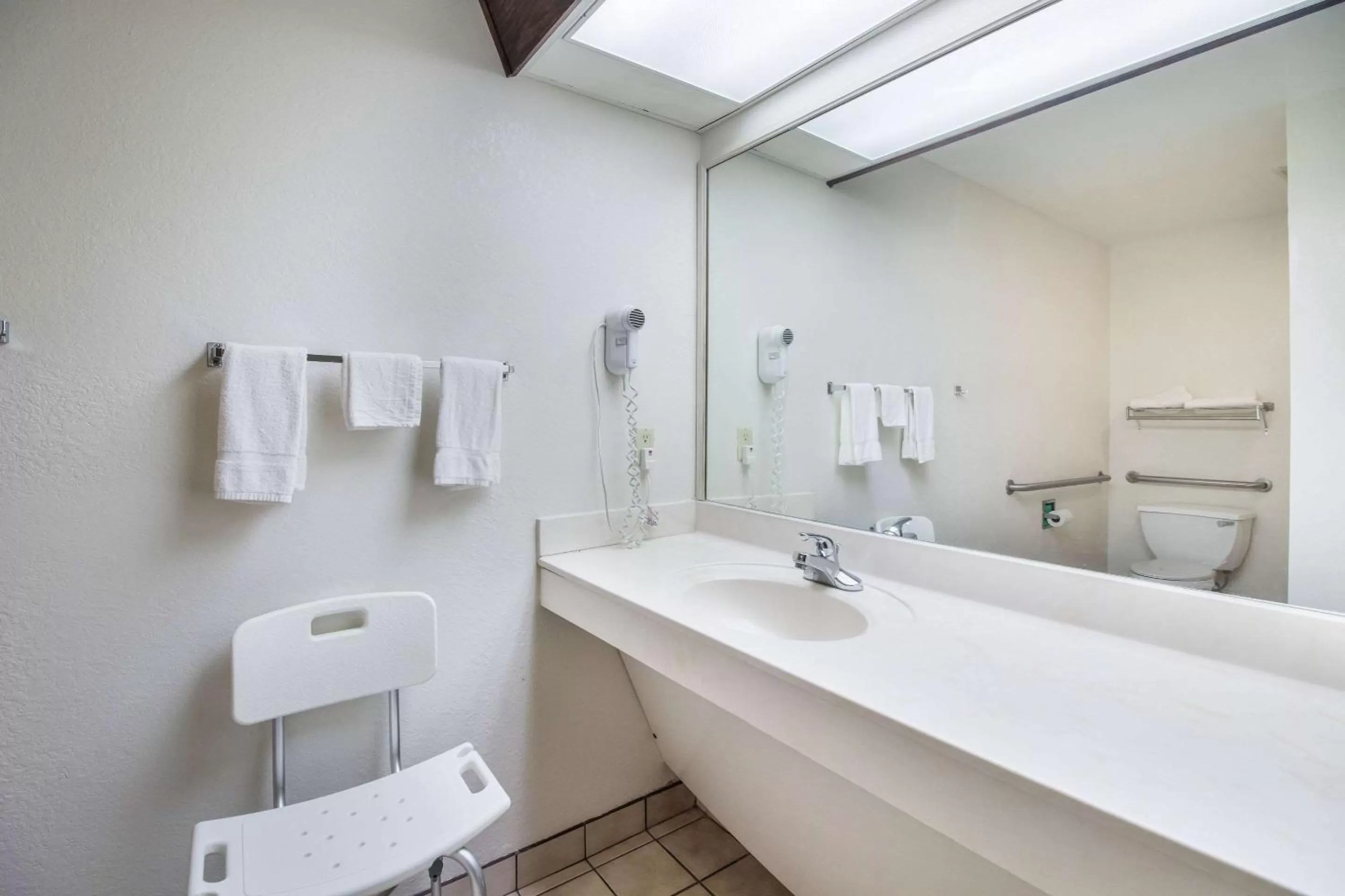 Bathroom in Rodeway Inn Bolivar