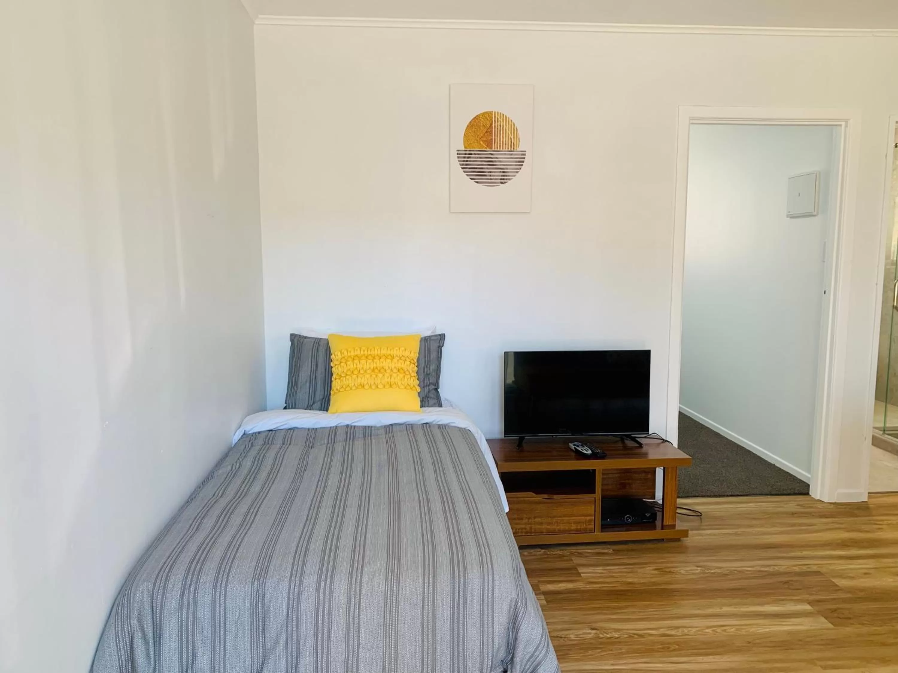 Bed in Auckland Central Motel