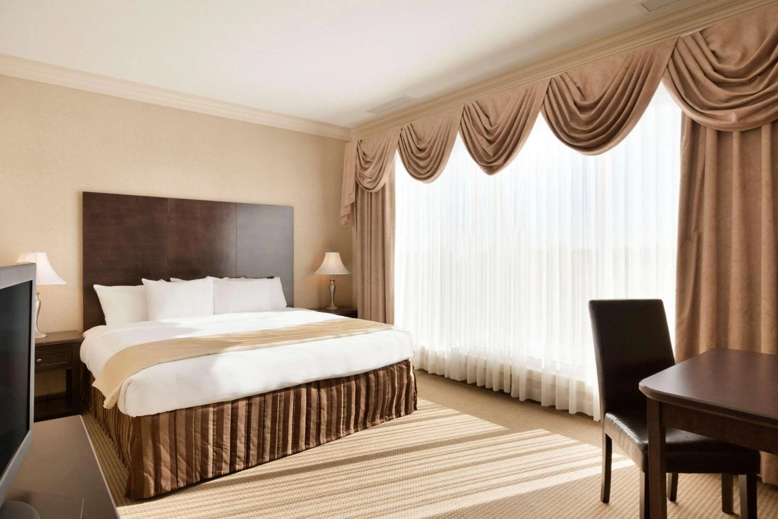 Photo of the whole room, Bed in Border Inn & Suites