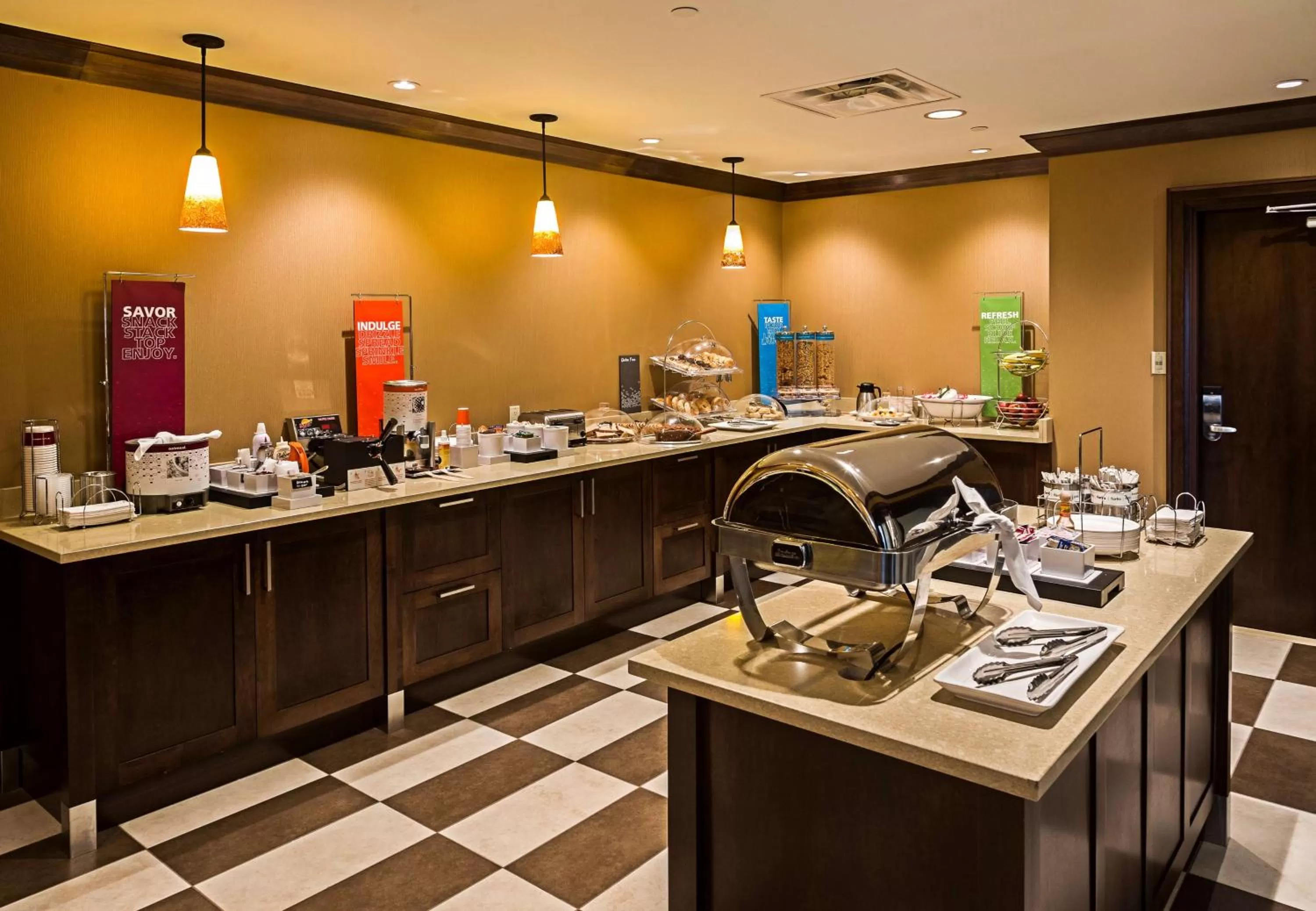 Dining area in Hampton Inn by Hilton Ottawa Airport