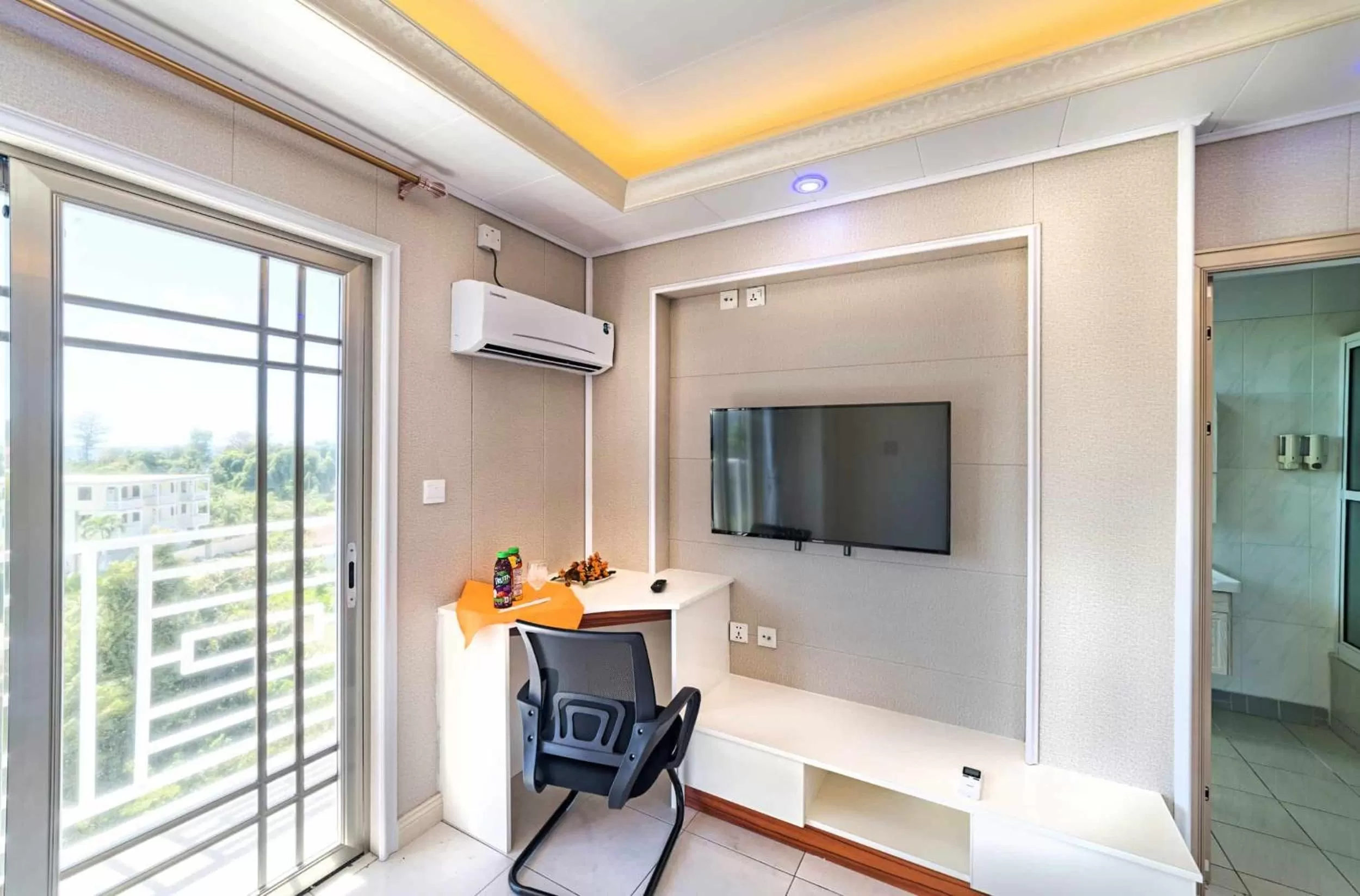 TV and multimedia, TV/Entertainment Center in Riverside Hotel