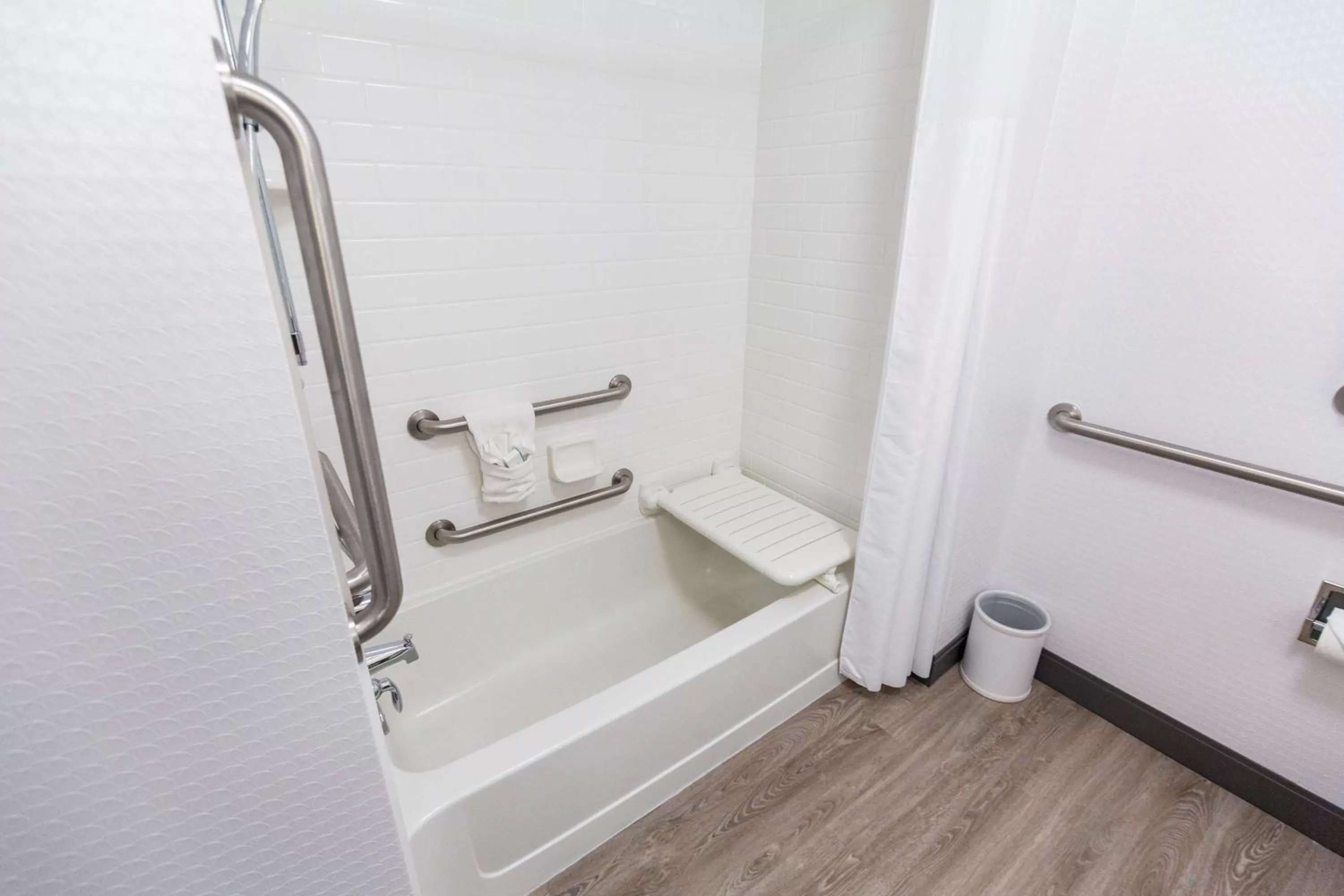 Bathroom in Hampton Inn Bismarck